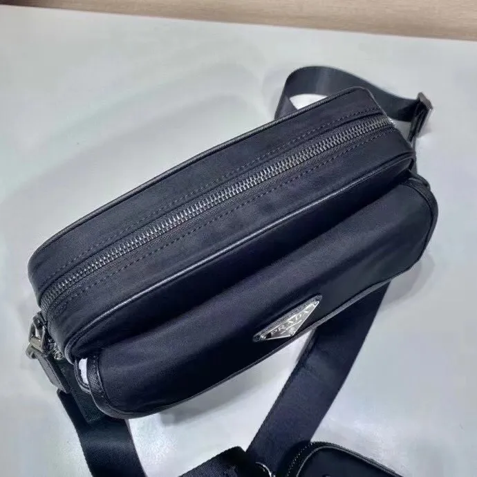 p600¥🎉New messenger bag🎉2VH133B🎉🎉This crossbody bag is made of imported nylon fabric, top-grade hardware🎉🎉Detachable and adjustable nylon strap and leather shoulder strap, with detachable pouch, flip cover coated with enamel gold It has a triangular logo zipper closure, external pockets, a flap and side opening buttons, and a recycled nylon lining. It is lightweight and practical, and it is a popular style that will never go out of style🎉🎉Worth owning🎉🎉Length 22x Height 16x Bottom 5cm