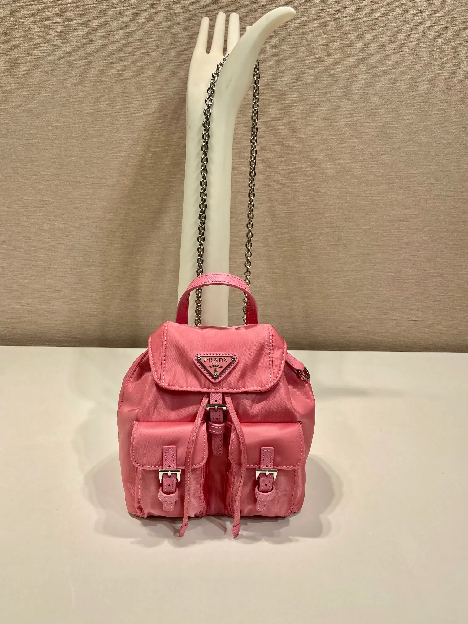 💰860🎉Mini Backpack🎉1BH029 Upgraded Version🎉🎉 This universal backpack with simple lines can be transformed into a handbag through the detachable shoulder strap, highlighting its practicality. Detachable chain shoulder strap, front flap pocket with buckle, super cute😍The capacity is practical. It is another grass planted permanently by Internet celebrities. Hurry up and get it🎉🎉Length 17xHeight 18.5xBottom 8cm🎉🎉🎉👏👏👏