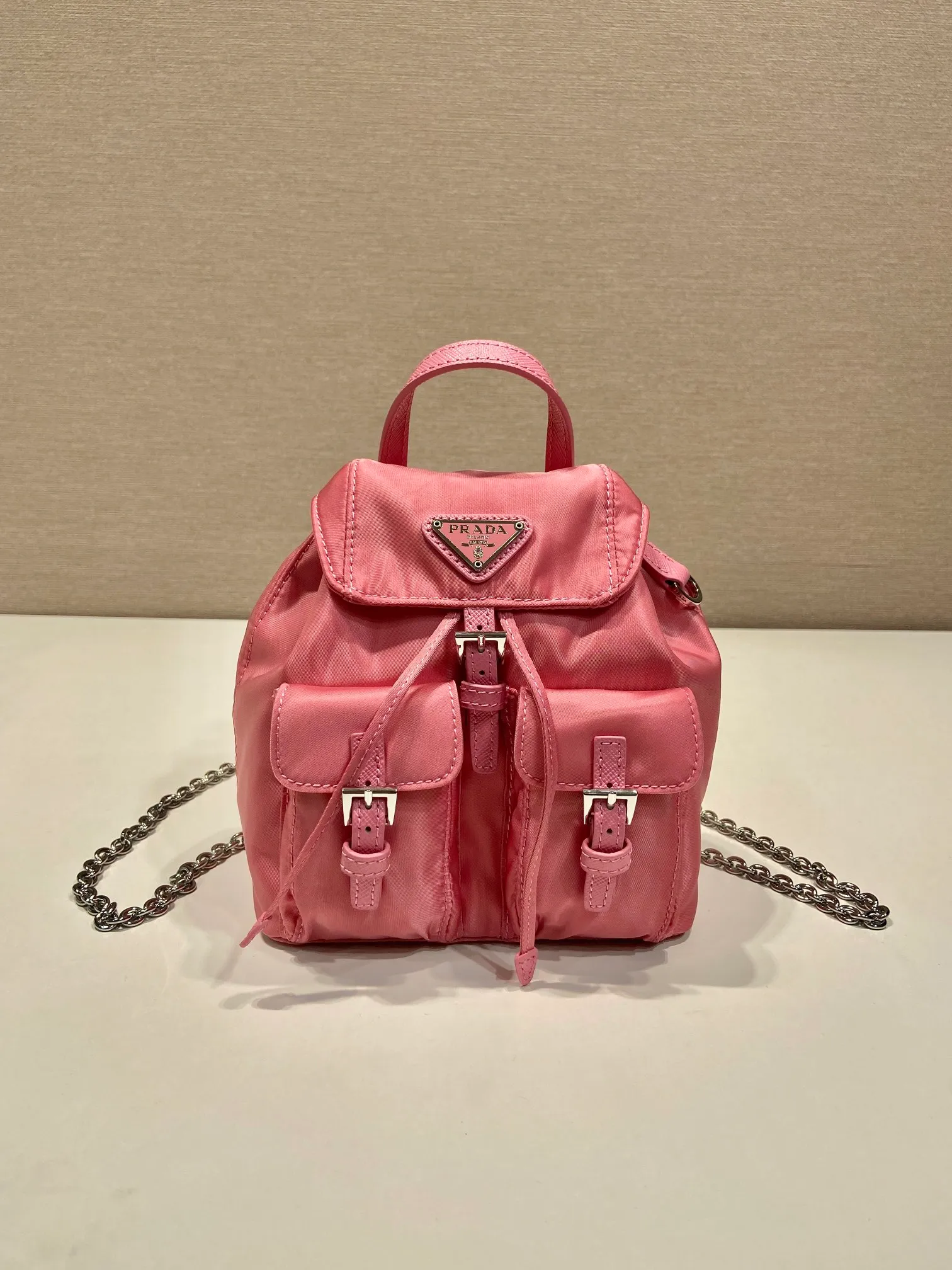 💰860🎉Mini Backpack🎉1BH029 Upgraded Version🎉🎉 This universal backpack with simple lines can be transformed into a handbag through the detachable shoulder strap, highlighting its practicality. Detachable chain shoulder strap, front flap pocket with buckle, super cute😍The capacity is practical. It is another grass planted permanently by Internet celebrities. Hurry up and get it🎉🎉Length 17xHeight 18.5xBottom 8cm🎉🎉🎉👏👏👏