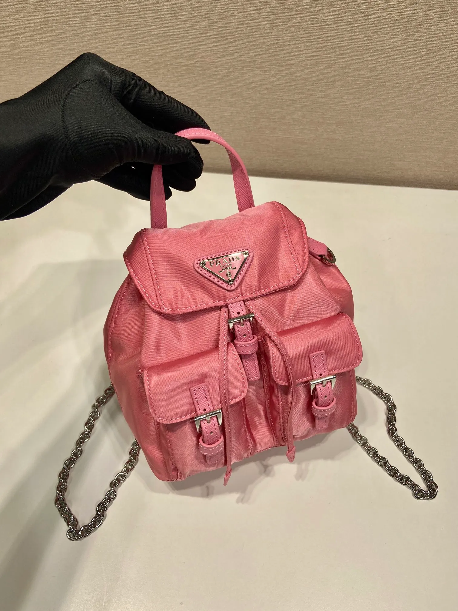 💰860🎉Mini Backpack🎉1BH029 Upgraded Version🎉🎉 This universal backpack with simple lines can be transformed into a handbag through the detachable shoulder strap, highlighting its practicality. Detachable chain shoulder strap, front flap pocket with buckle, super cute😍The capacity is practical. It is another grass planted permanently by Internet celebrities. Hurry up and get it🎉🎉Length 17xHeight 18.5xBottom 8cm🎉🎉🎉👏👏👏