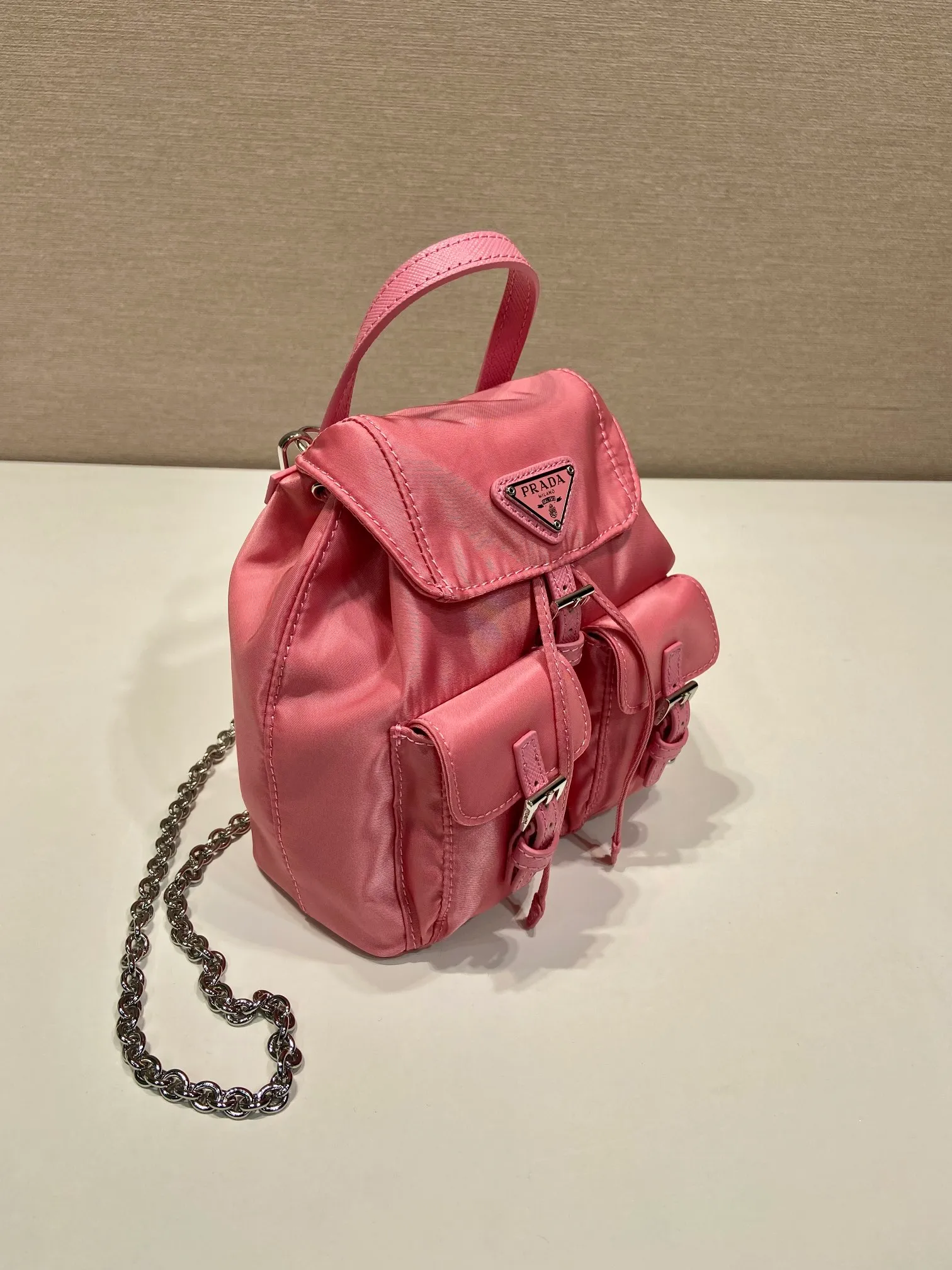 💰860🎉Mini Backpack🎉1BH029 Upgraded Version🎉🎉 This universal backpack with simple lines can be transformed into a handbag through the detachable shoulder strap, highlighting its practicality. Detachable chain shoulder strap, front flap pocket with buckle, super cute😍The capacity is practical. It is another grass planted permanently by Internet celebrities. Hurry up and get it🎉🎉Length 17xHeight 18.5xBottom 8cm🎉🎉🎉👏👏👏