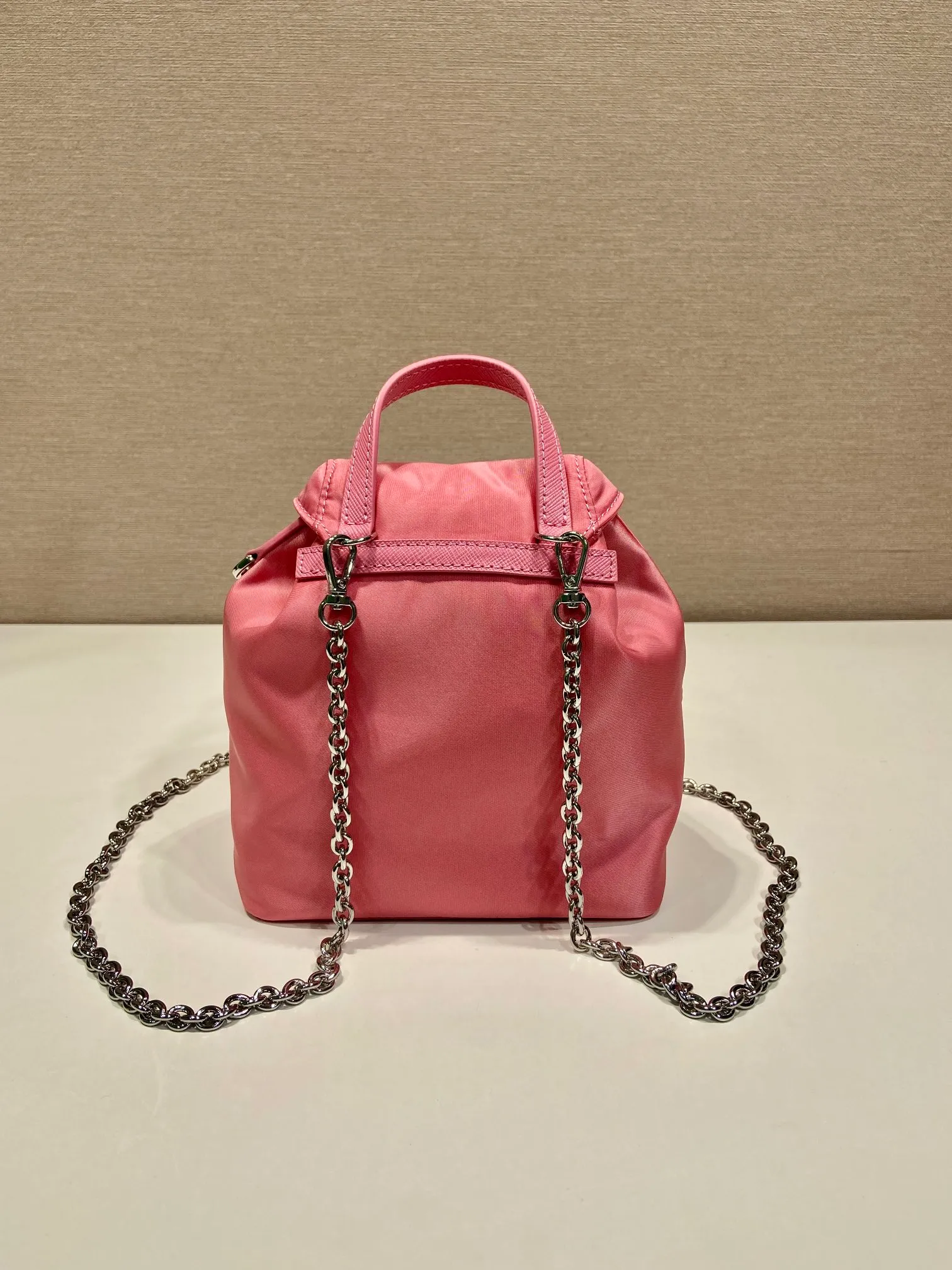 💰860🎉Mini Backpack🎉1BH029 Upgraded Version🎉🎉 This universal backpack with simple lines can be transformed into a handbag through the detachable shoulder strap, highlighting its practicality. Detachable chain shoulder strap, front flap pocket with buckle, super cute😍The capacity is practical. It is another grass planted permanently by Internet celebrities. Hurry up and get it🎉🎉Length 17xHeight 18.5xBottom 8cm🎉🎉🎉👏👏👏