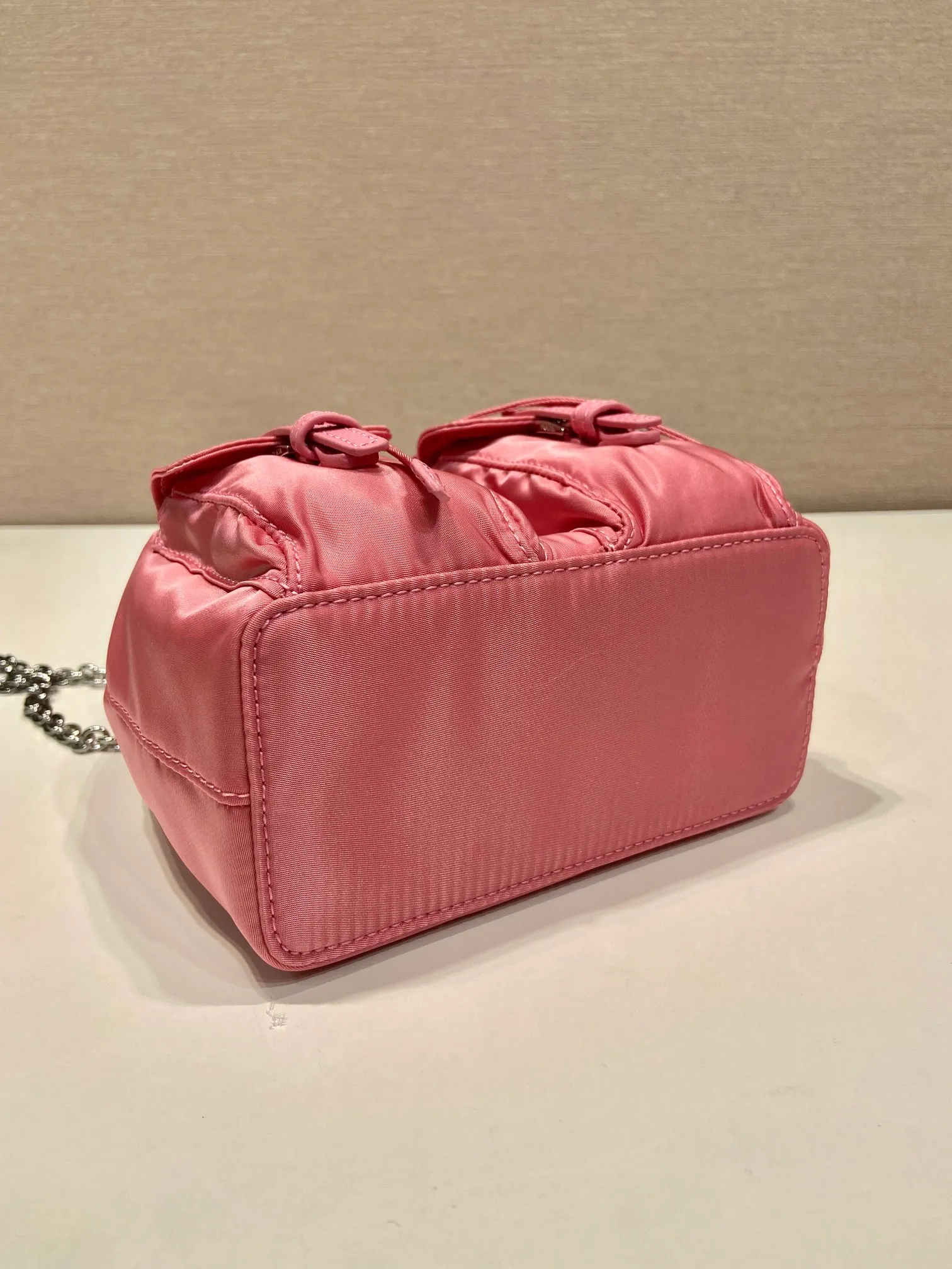 💰860🎉Mini Backpack🎉1BH029 Upgraded Version🎉🎉 This universal backpack with simple lines can be transformed into a handbag through the detachable shoulder strap, highlighting its practicality. Detachable chain shoulder strap, front flap pocket with buckle, super cute😍The capacity is practical. It is another grass planted permanently by Internet celebrities. Hurry up and get it🎉🎉Length 17xHeight 18.5xBottom 8cm🎉🎉🎉👏👏👏