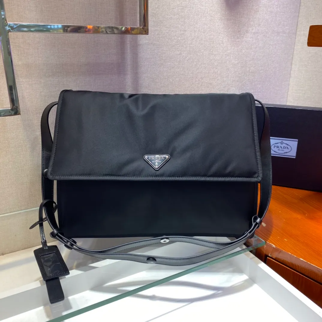 💰1360🎉The popular messenger bag large🎉One size up😘😘This shoulder bag is made of unique padded nylon and is equipped with leather shoulder straps and back pockets. The metal accessories give a touch of bright color and the overall low-key Luxurious and versatile, the only difference is that it is not detachable, the design is more simple, and the style is still the same🙊🙊 If you like babies, hurry up and buy it, it is unisex, and it is a popular style that will never go out of style👏👏 Style number 1BD256, length 36x height 28x bottom 14