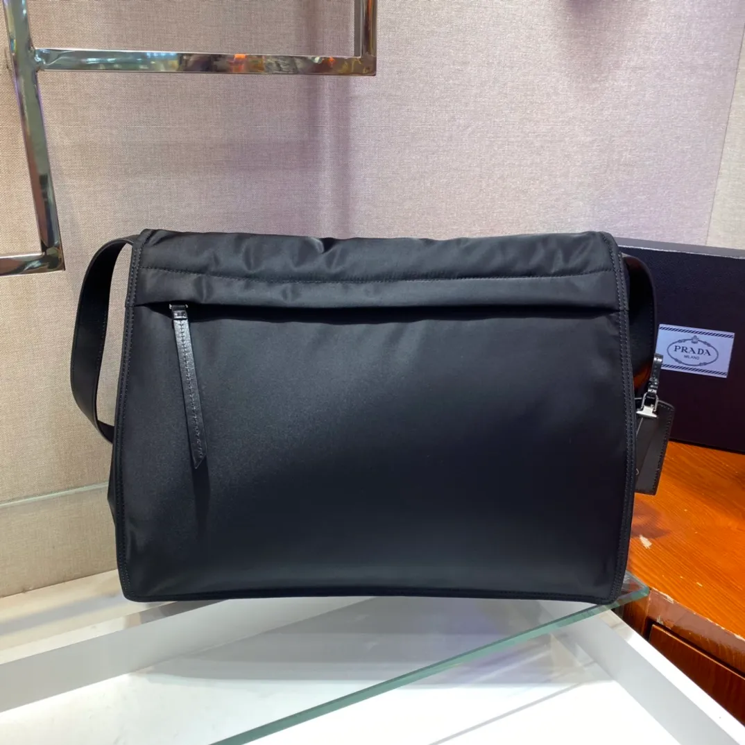 💰1360🎉The popular messenger bag large🎉One size up😘😘This shoulder bag is made of unique padded nylon and is equipped with leather shoulder straps and back pockets. The metal accessories give a touch of bright color and the overall low-key Luxurious and versatile, the only difference is that it is not detachable, the design is more simple, and the style is still the same🙊🙊 If you like babies, hurry up and buy it, it is unisex, and it is a popular style that will never go out of style👏👏 Style number 1BD256, length 36x height 28x bottom 14