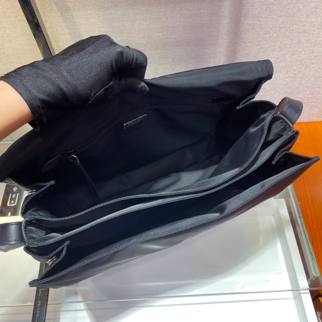 💰1360🎉The popular messenger bag large🎉One size up😘😘This shoulder bag is made of unique padded nylon and is equipped with leather shoulder straps and back pockets. The metal accessories give a touch of bright color and the overall low-key Luxurious and versatile, the only difference is that it is not detachable, the design is more simple, and the style is still the same🙊🙊 If you like babies, hurry up and buy it, it is unisex, and it is a popular style that will never go out of style👏👏 Style number 1BD256, length 36x height 28x bottom 14