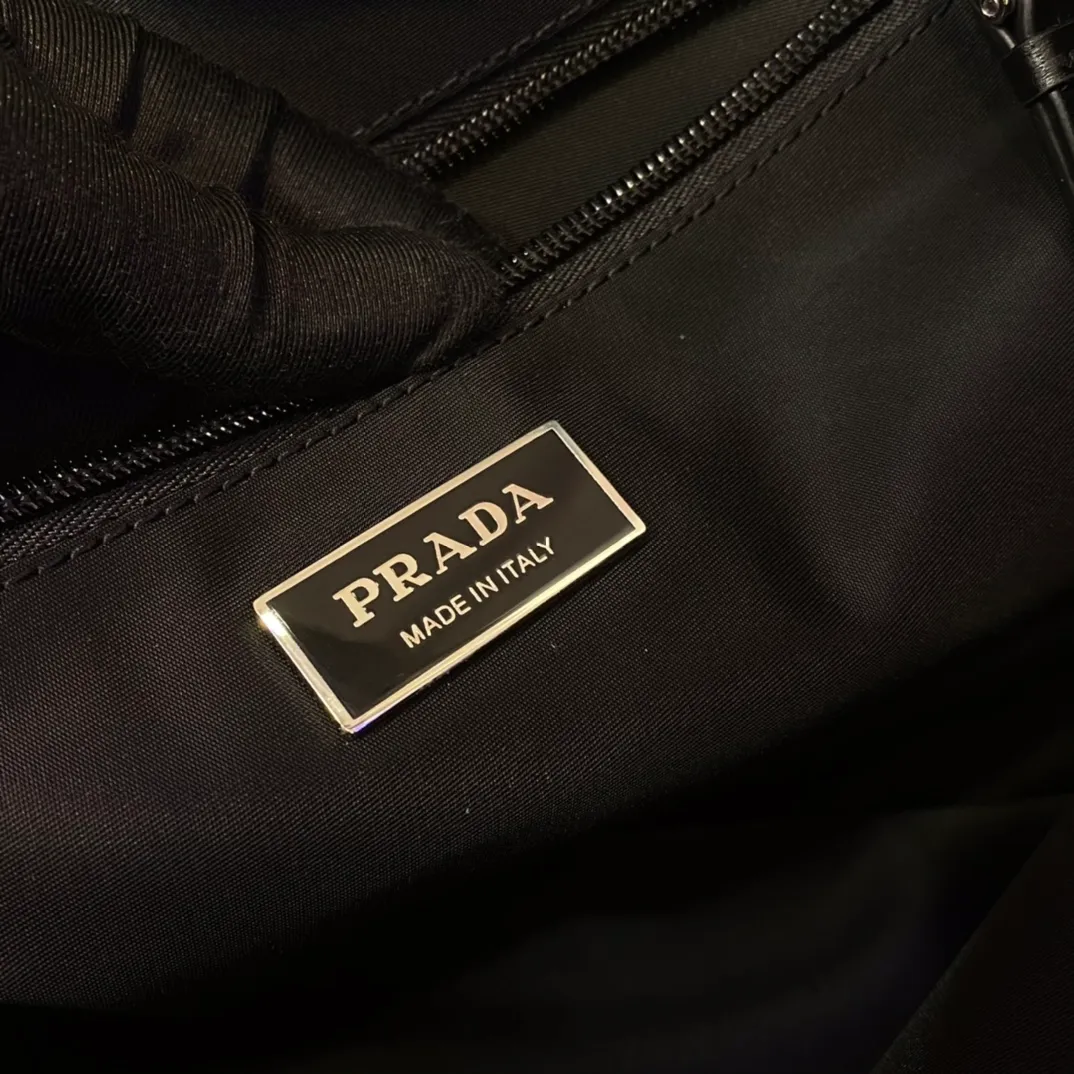 💰1360🎉The popular messenger bag large🎉One size up😘😘This shoulder bag is made of unique padded nylon and is equipped with leather shoulder straps and back pockets. The metal accessories give a touch of bright color and the overall low-key Luxurious and versatile, the only difference is that it is not detachable, the design is more simple, and the style is still the same🙊🙊 If you like babies, hurry up and buy it, it is unisex, and it is a popular style that will never go out of style👏👏 Style number 1BD256, length 36x height 28x bottom 14