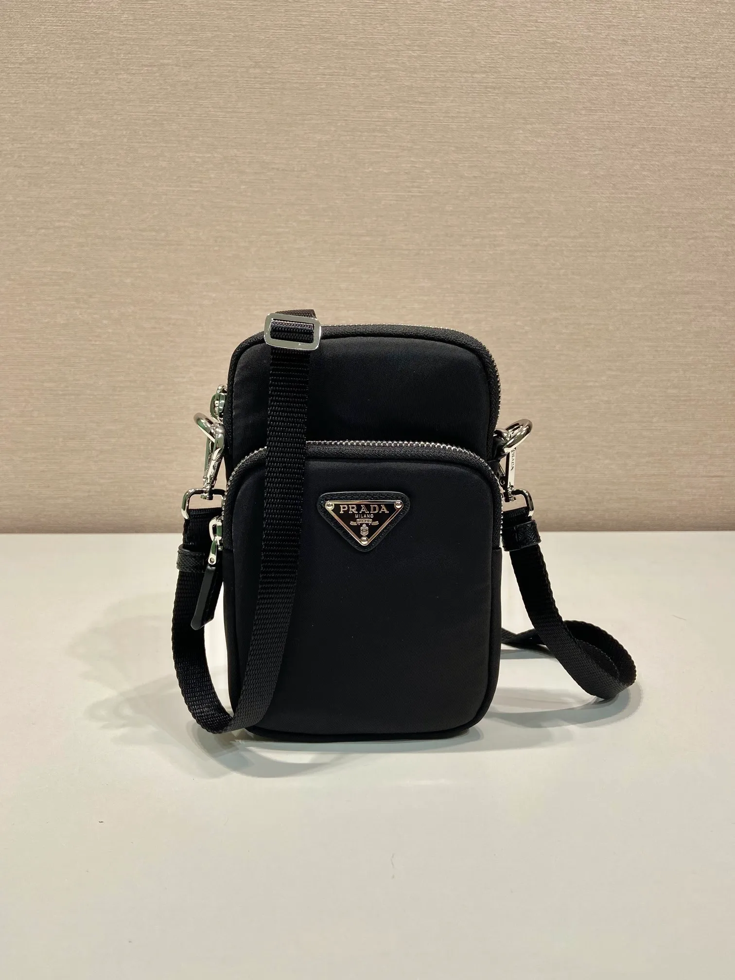 💰700🎉New mobile phone case bag🎉2ZT024🎉👏 This mobile phone bag is made of innovative Re-Nylon regenerated nylon, showing a modern urban style. Adjustable nylon webbing shoulder straps and drawstring closure add a unique touch. The front logo and front pocket design make the upper body very cool and stylish. If you like babies, hurry up and get it🎉🎉 Length 11x height 17x base 4.5cm🎉🎉👏👏
