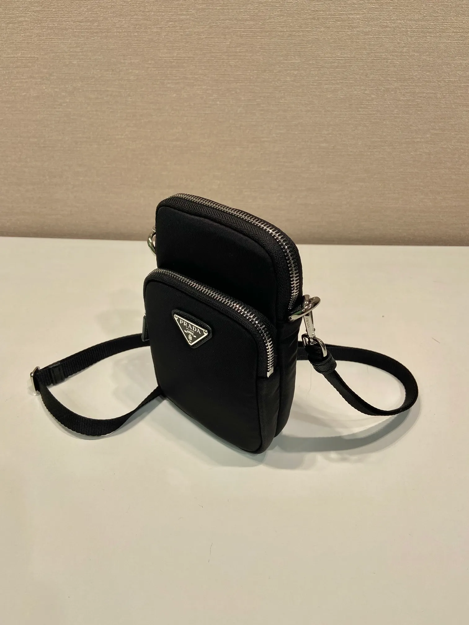 💰700🎉New mobile phone case bag🎉2ZT024🎉👏 This mobile phone bag is made of innovative Re-Nylon regenerated nylon, showing a modern urban style. Adjustable nylon webbing shoulder straps and drawstring closure add a unique touch. The front logo and front pocket design make the upper body very cool and stylish. If you like babies, hurry up and get it🎉🎉 Length 11x height 17x base 4.5cm🎉🎉👏👏