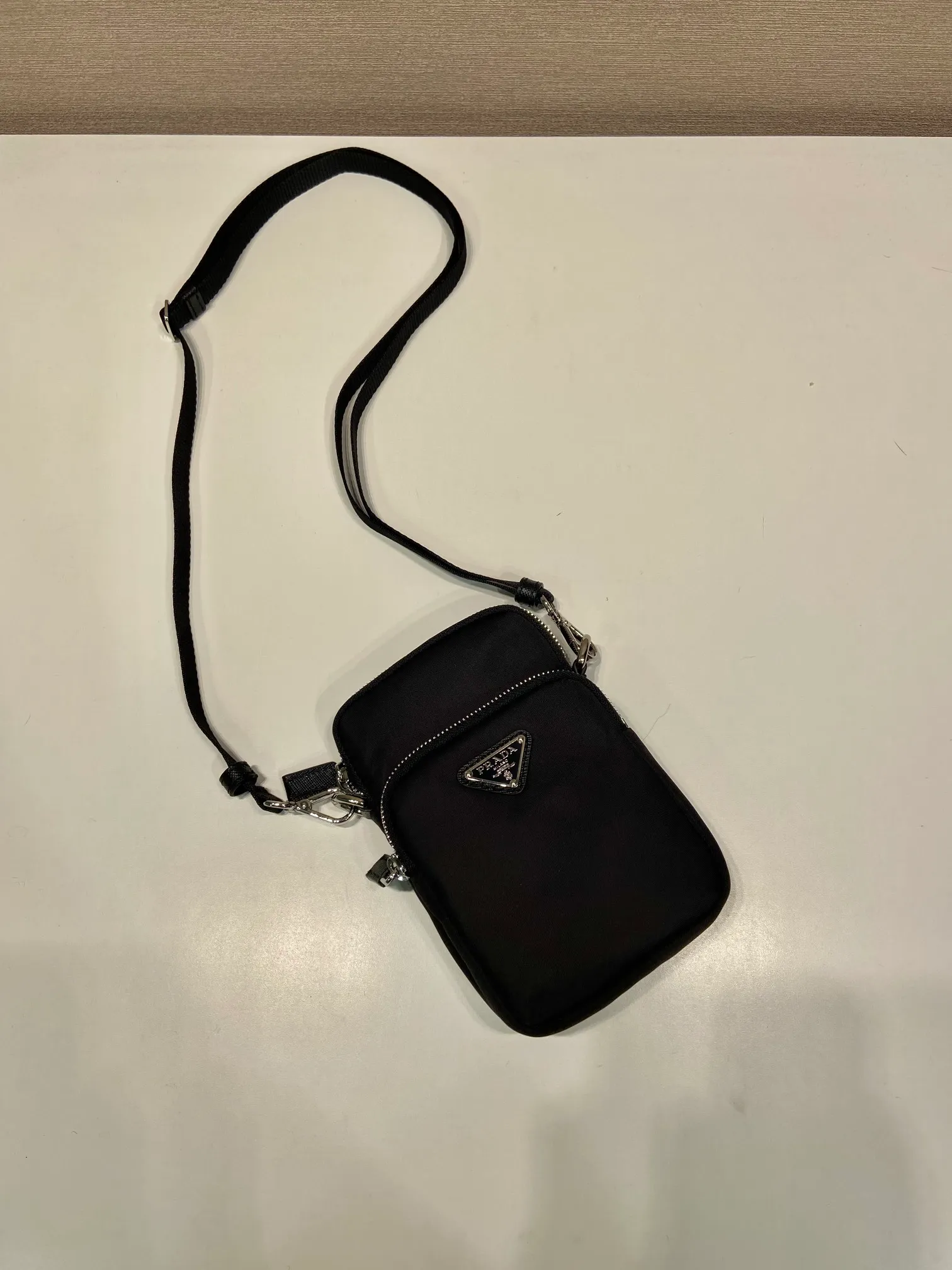 💰700🎉New mobile phone case bag🎉2ZT024🎉👏 This mobile phone bag is made of innovative Re-Nylon regenerated nylon, showing a modern urban style. Adjustable nylon webbing shoulder straps and drawstring closure add a unique touch. The front logo and front pocket design make the upper body very cool and stylish. If you like babies, hurry up and get it🎉🎉 Length 11x height 17x base 4.5cm🎉🎉👏👏