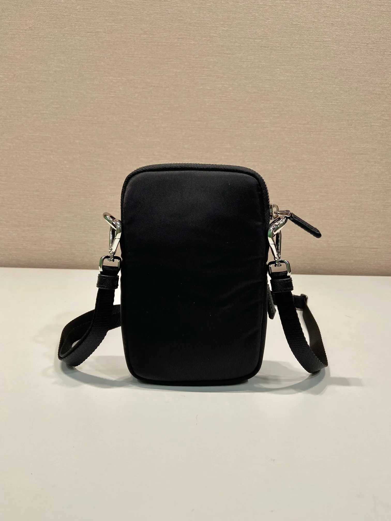 💰700🎉New mobile phone case bag🎉2ZT024🎉👏 This mobile phone bag is made of innovative Re-Nylon regenerated nylon, showing a modern urban style. Adjustable nylon webbing shoulder straps and drawstring closure add a unique touch. The front logo and front pocket design make the upper body very cool and stylish. If you like babies, hurry up and get it🎉🎉 Length 11x height 17x base 4.5cm🎉🎉👏👏
