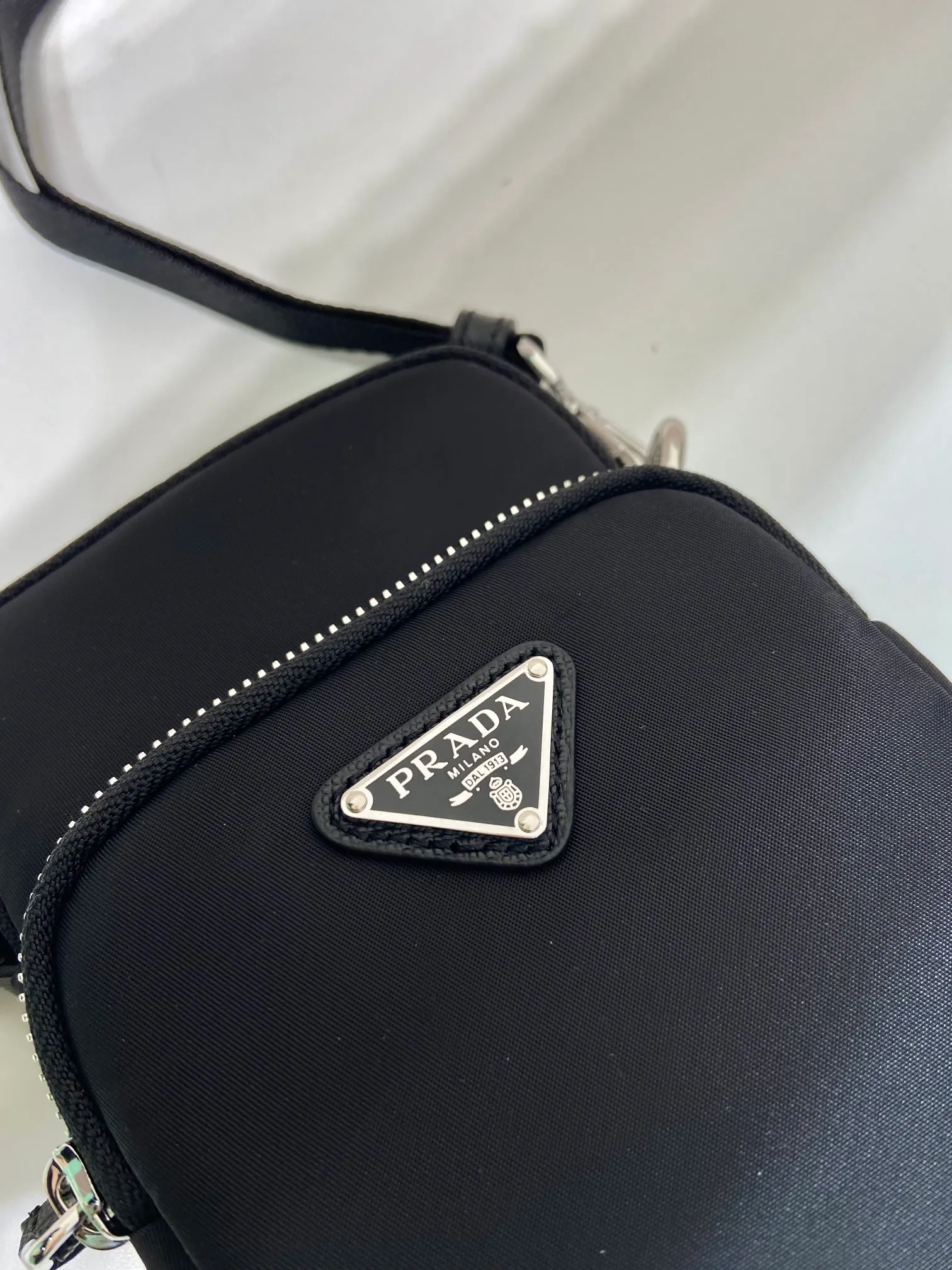💰700🎉New mobile phone case bag🎉2ZT024🎉👏 This mobile phone bag is made of innovative Re-Nylon regenerated nylon, showing a modern urban style. Adjustable nylon webbing shoulder straps and drawstring closure add a unique touch. The front logo and front pocket design make the upper body very cool and stylish. If you like babies, hurry up and get it🎉🎉 Length 11x height 17x base 4.5cm🎉🎉👏👏