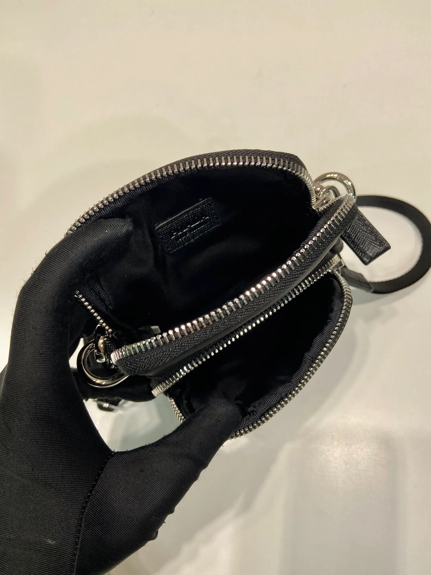 💰700🎉New mobile phone case bag🎉2ZT024🎉👏 This mobile phone bag is made of innovative Re-Nylon regenerated nylon, showing a modern urban style. Adjustable nylon webbing shoulder straps and drawstring closure add a unique touch. The front logo and front pocket design make the upper body very cool and stylish. If you like babies, hurry up and get it🎉🎉 Length 11x height 17x base 4.5cm🎉🎉👏👏
