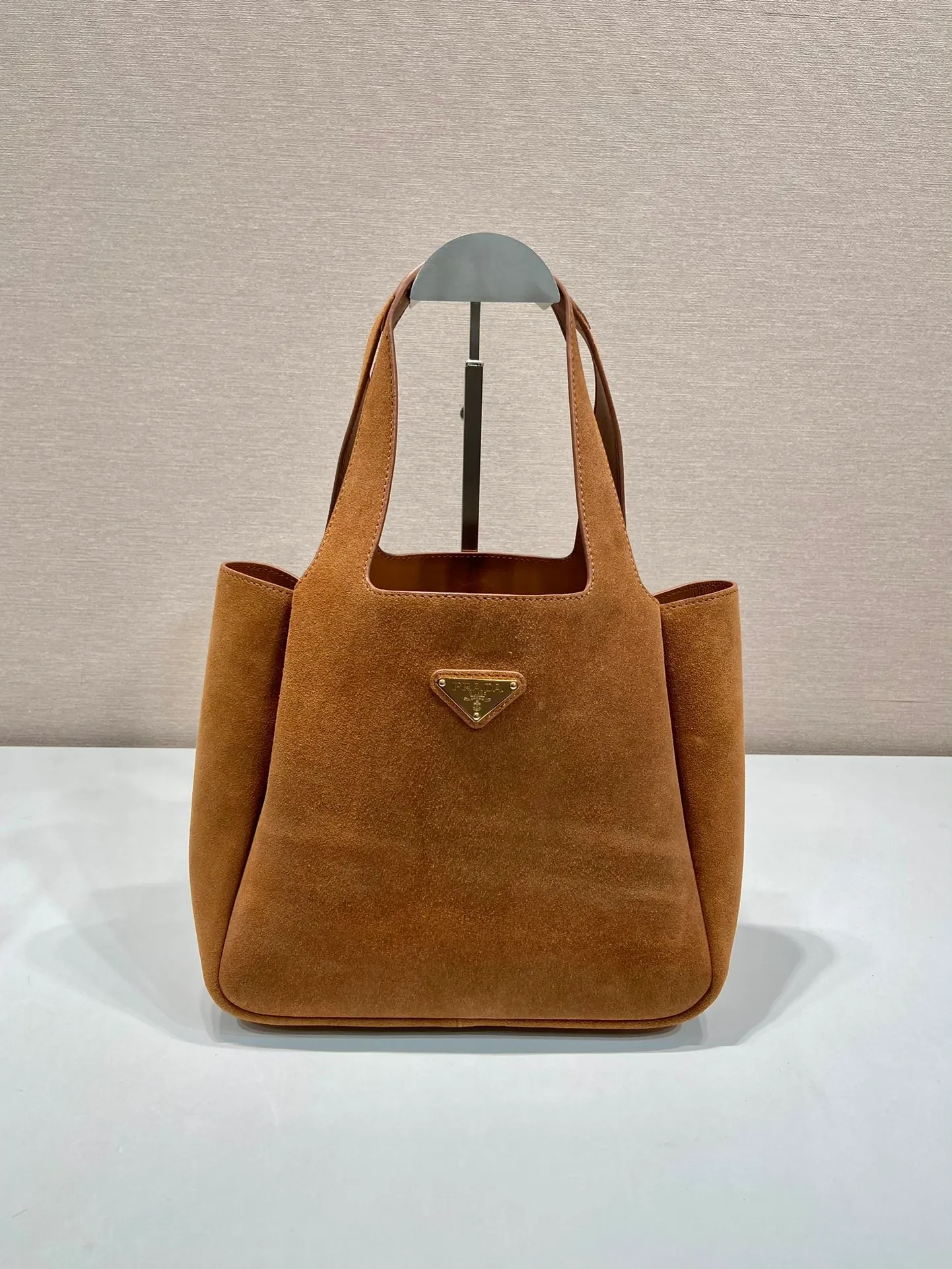 💰1500🎉Nubuck leather vegetable basket🎉🎉 1BG335 large new bucket bag ✨ Made of imported nubuck leather vegetable basket, imported sheepskin inside, top-grade hardware, and the upper body effect is very beautiful. It’s also lightweight😘😘It has many compartments and can be carried as a handbag or an armpit bag, so it can be matched with different clothes. So beautiful😘😘Hurry up and get it🙊 Length 25x height 21.5x bottom 14cm👏👏👏💰💰💰