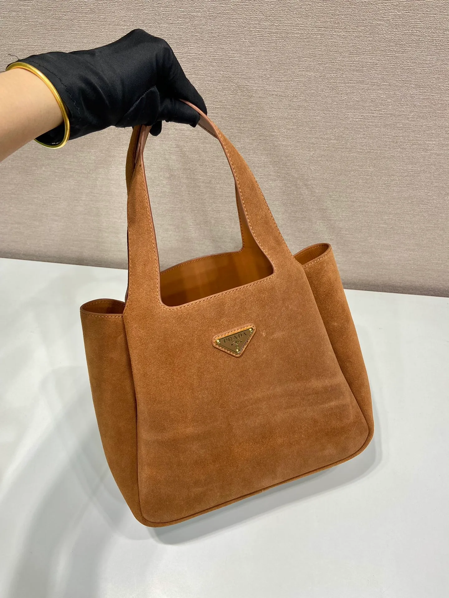 💰1500🎉Nubuck leather vegetable basket🎉🎉 1BG335 large new bucket bag ✨ Made of imported nubuck leather vegetable basket, imported sheepskin inside, top-grade hardware, and the upper body effect is very beautiful. It’s also lightweight😘😘It has many compartments and can be carried as a handbag or an armpit bag, so it can be matched with different clothes. So beautiful😘😘Hurry up and get it🙊 Length 25x height 21.5x bottom 14cm👏👏👏💰💰💰