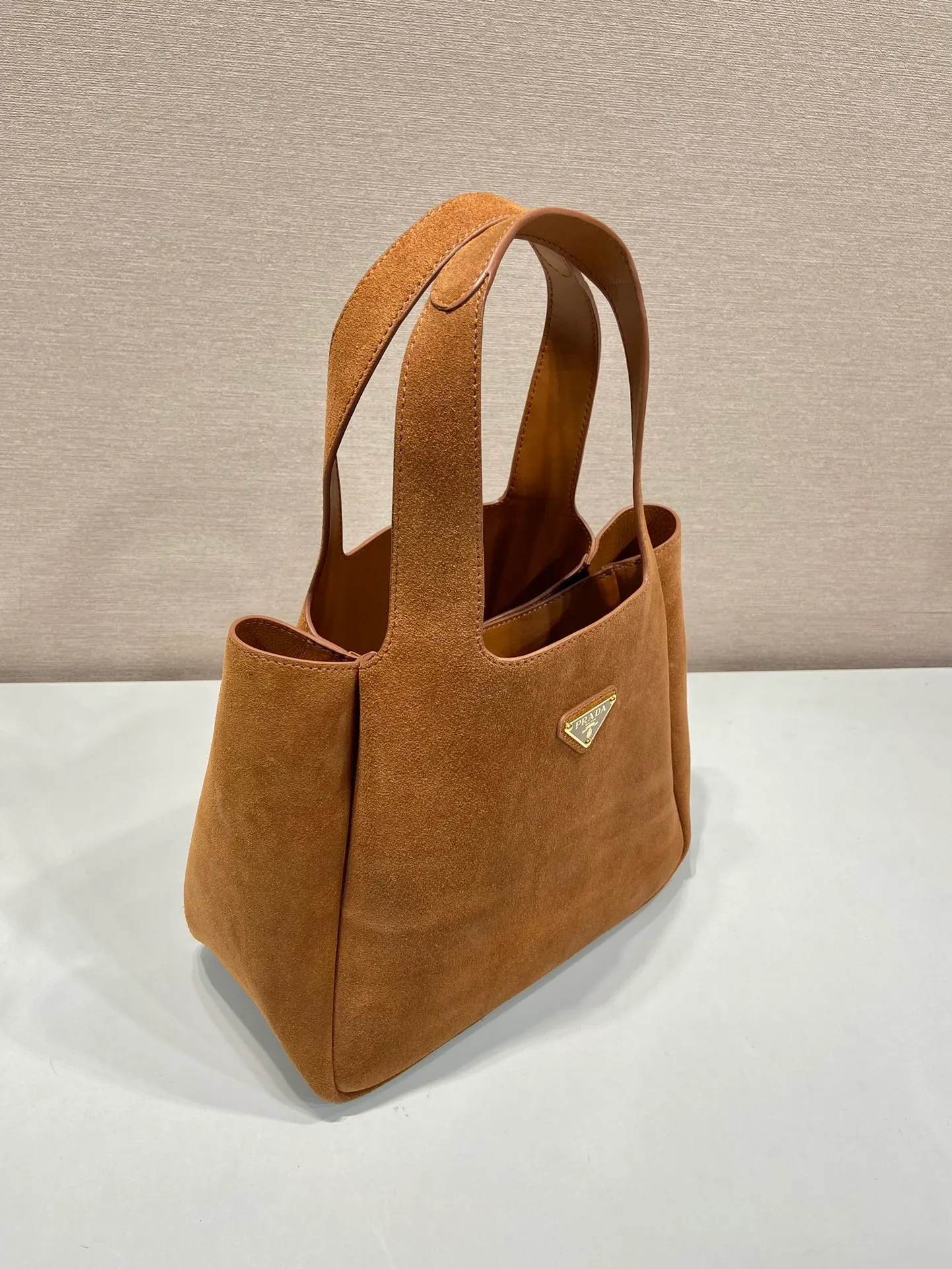 💰1500🎉Nubuck leather vegetable basket🎉🎉 1BG335 large new bucket bag ✨ Made of imported nubuck leather vegetable basket, imported sheepskin inside, top-grade hardware, and the upper body effect is very beautiful. It’s also lightweight😘😘It has many compartments and can be carried as a handbag or an armpit bag, so it can be matched with different clothes. So beautiful😘😘Hurry up and get it🙊 Length 25x height 21.5x bottom 14cm👏👏👏💰💰💰