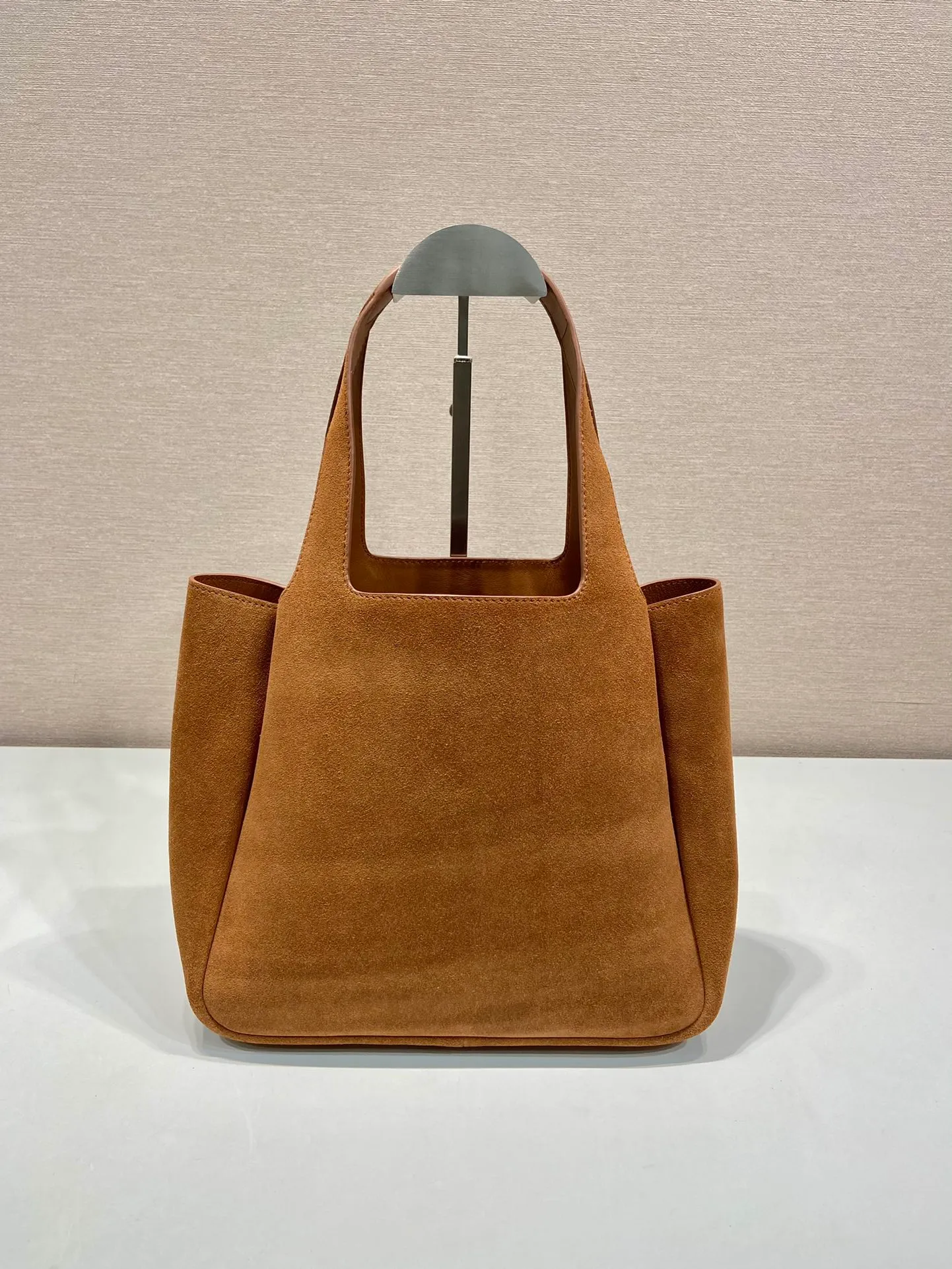 💰1500🎉Nubuck leather vegetable basket🎉🎉 1BG335 large new bucket bag ✨ Made of imported nubuck leather vegetable basket, imported sheepskin inside, top-grade hardware, and the upper body effect is very beautiful. It’s also lightweight😘😘It has many compartments and can be carried as a handbag or an armpit bag, so it can be matched with different clothes. So beautiful😘😘Hurry up and get it🙊 Length 25x height 21.5x bottom 14cm👏👏👏💰💰💰