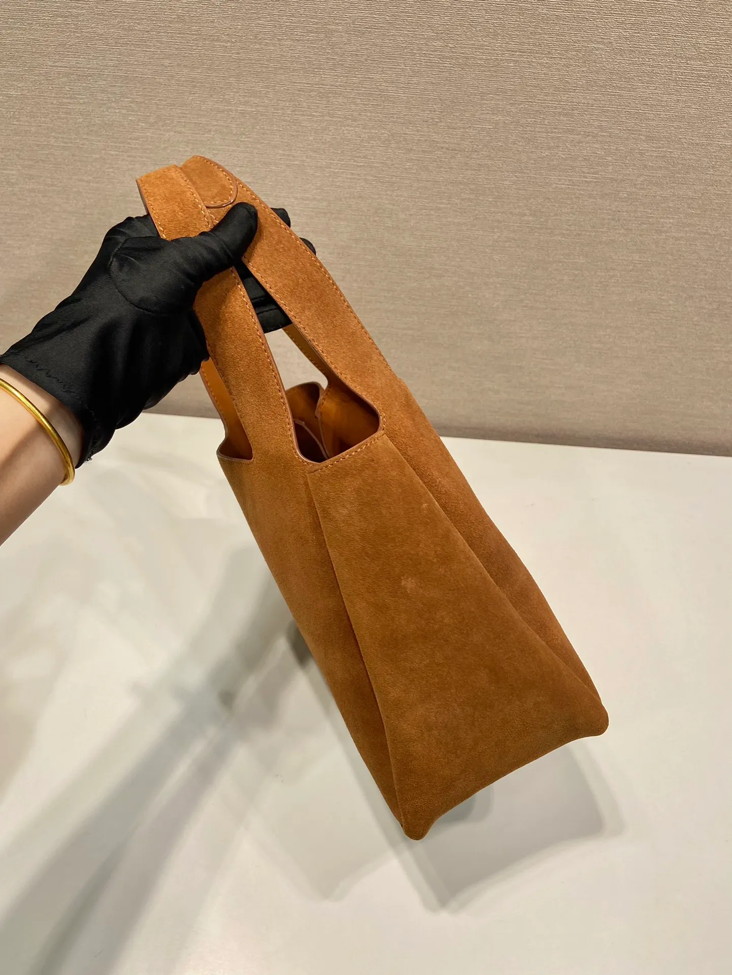 💰1500🎉Nubuck leather vegetable basket🎉🎉 1BG335 large new bucket bag ✨ Made of imported nubuck leather vegetable basket, imported sheepskin inside, top-grade hardware, and the upper body effect is very beautiful. It’s also lightweight😘😘It has many compartments and can be carried as a handbag or an armpit bag, so it can be matched with different clothes. So beautiful😘😘Hurry up and get it🙊 Length 25x height 21.5x bottom 14cm👏👏👏💰💰💰