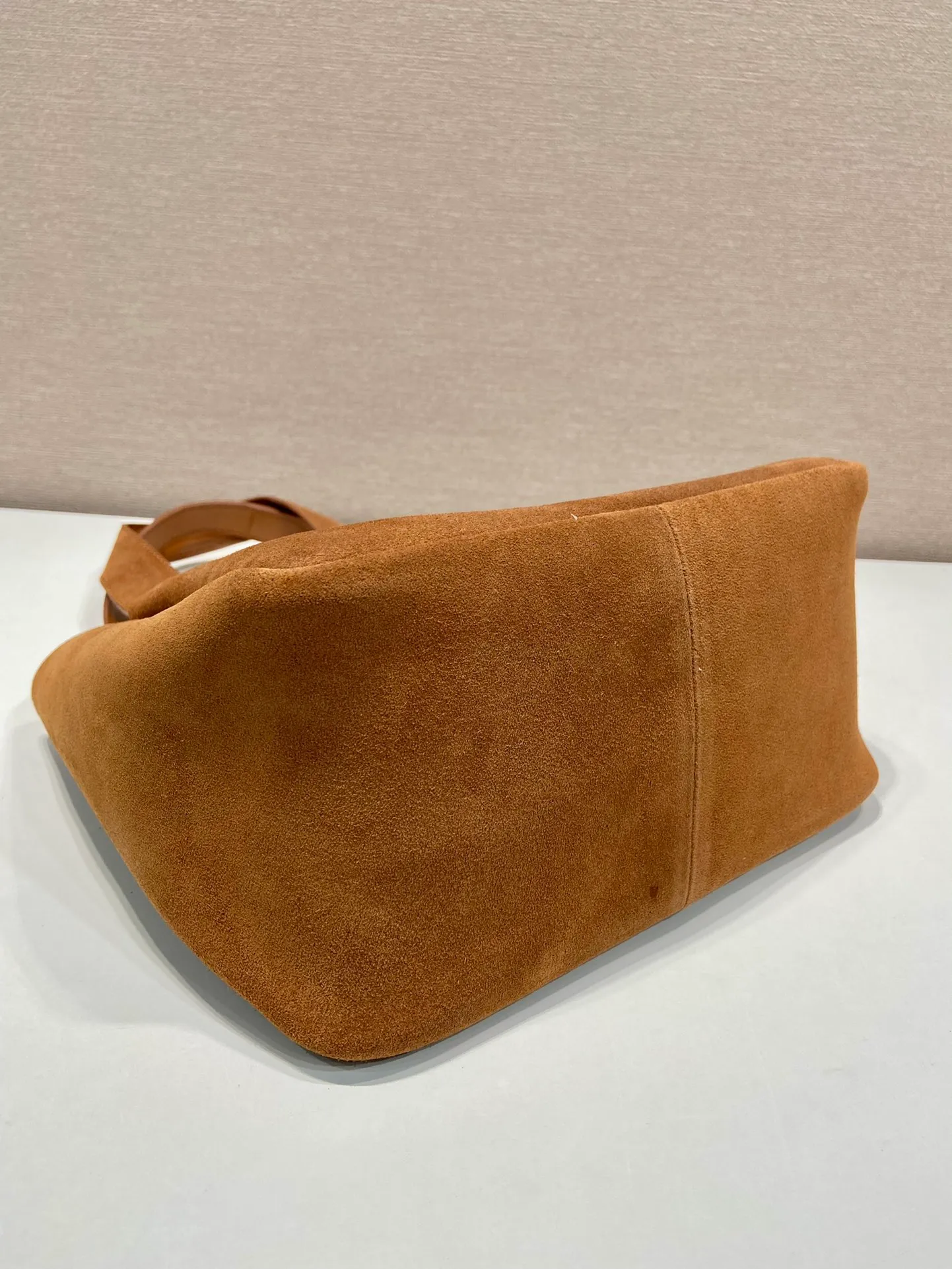 💰1500🎉Nubuck leather vegetable basket🎉🎉 1BG335 large new bucket bag ✨ Made of imported nubuck leather vegetable basket, imported sheepskin inside, top-grade hardware, and the upper body effect is very beautiful. It’s also lightweight😘😘It has many compartments and can be carried as a handbag or an armpit bag, so it can be matched with different clothes. So beautiful😘😘Hurry up and get it🙊 Length 25x height 21.5x bottom 14cm👏👏👏💰💰💰