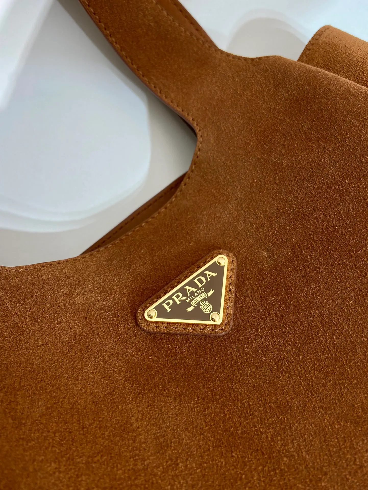 💰1500🎉Nubuck leather vegetable basket🎉🎉 1BG335 large new bucket bag ✨ Made of imported nubuck leather vegetable basket, imported sheepskin inside, top-grade hardware, and the upper body effect is very beautiful. It’s also lightweight😘😘It has many compartments and can be carried as a handbag or an armpit bag, so it can be matched with different clothes. So beautiful😘😘Hurry up and get it🙊 Length 25x height 21.5x bottom 14cm👏👏👏💰💰💰