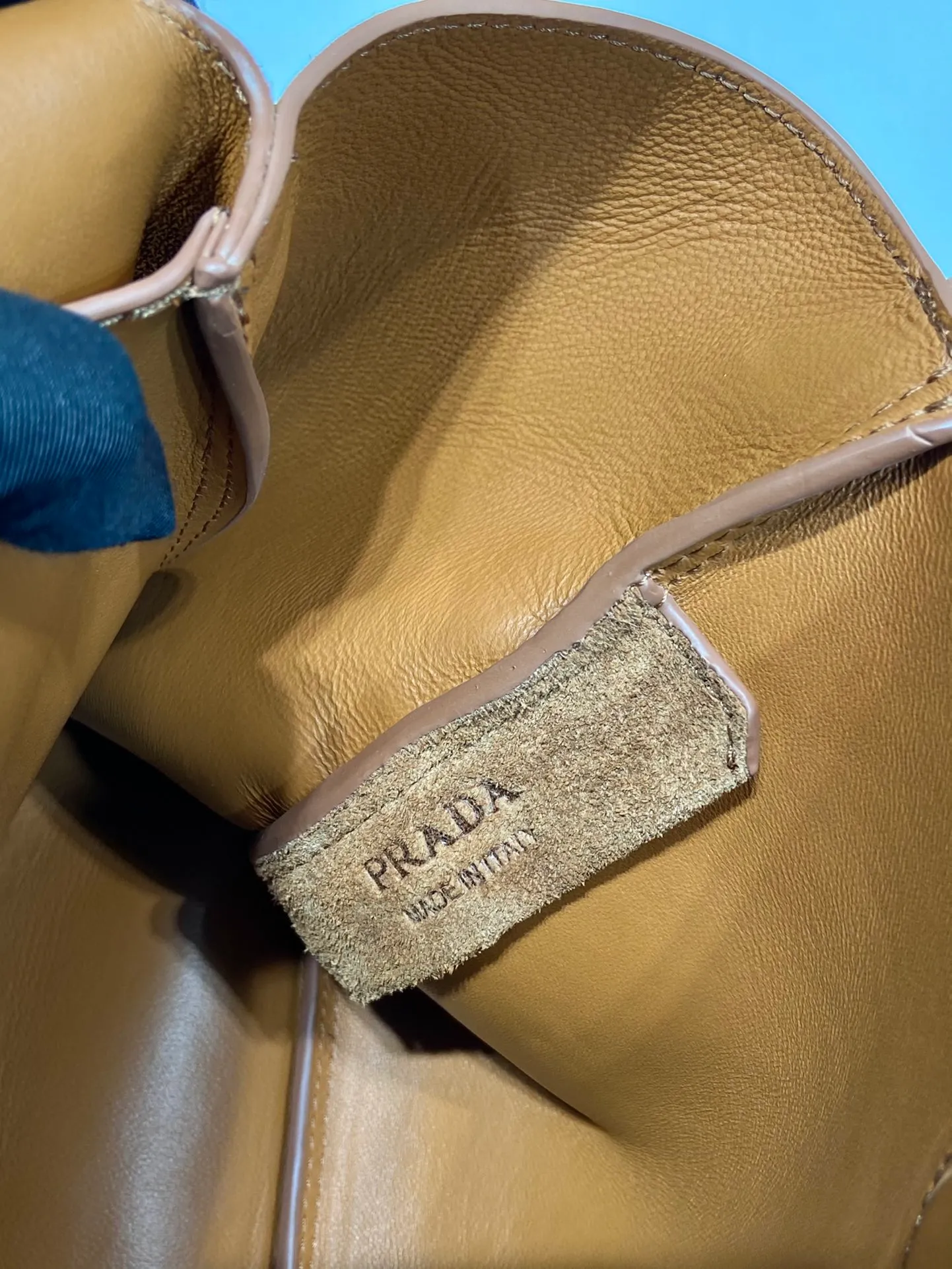 💰1500🎉Nubuck leather vegetable basket🎉🎉 1BG335 large new bucket bag ✨ Made of imported nubuck leather vegetable basket, imported sheepskin inside, top-grade hardware, and the upper body effect is very beautiful. It’s also lightweight😘😘It has many compartments and can be carried as a handbag or an armpit bag, so it can be matched with different clothes. So beautiful😘😘Hurry up and get it🙊 Length 25x height 21.5x bottom 14cm👏👏👏💰💰💰