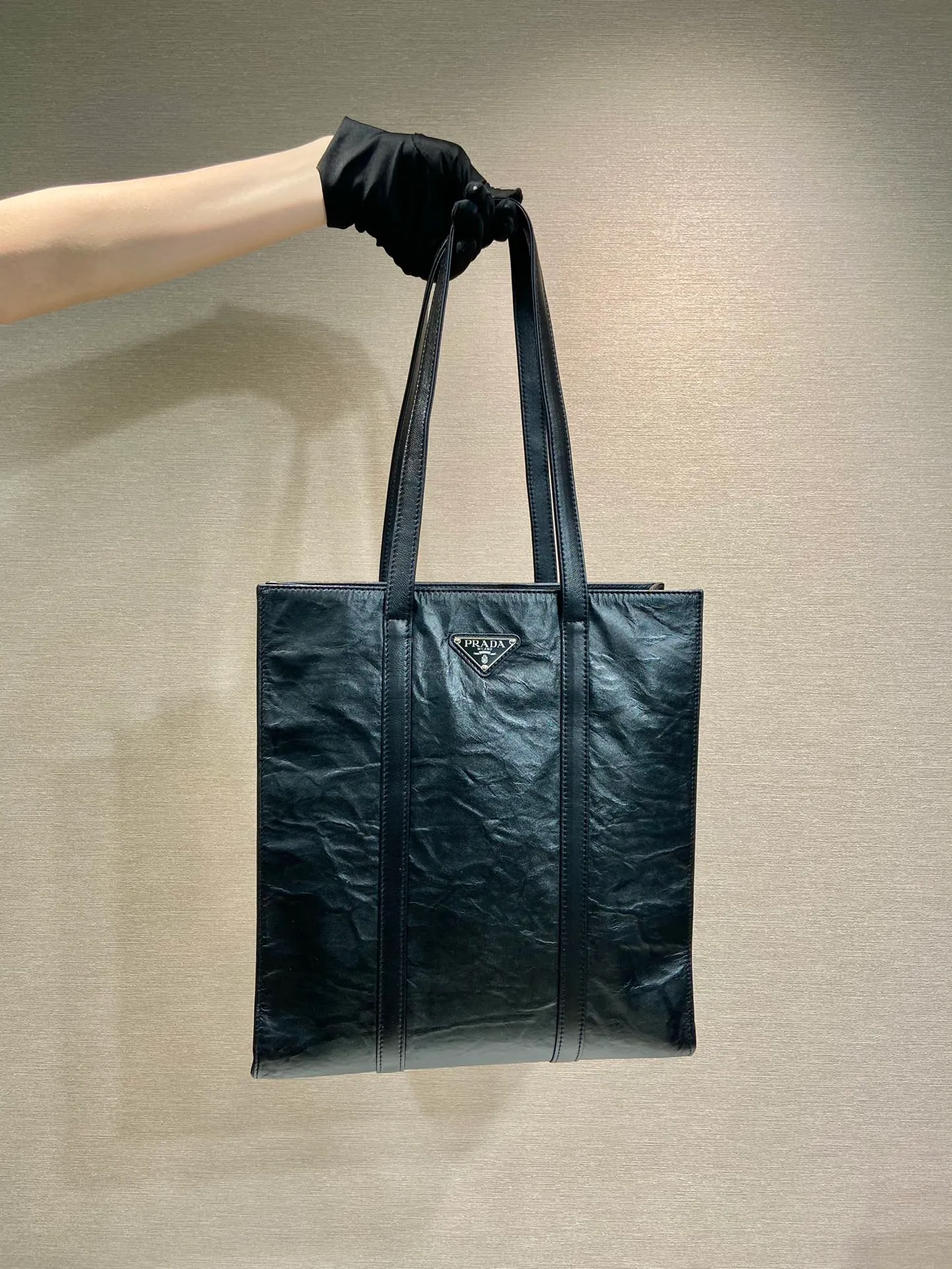 💰1840🎉New Tote Bag🎉1BG459 Small🎉🎉 This casual style tote bag is made of natural textured glossy soft sheepskin. The hand-draped effect contrasts sharply with the concept of precise construction, reinterpreting unrestrained everyday objects. It has a very large capacity, is lightweight and practical, has a cool and handsome upper body effect, and is suitable for both men and women. If you like babies, hurry up and get it🎉🎉 Length 30x Height 30x Bottom 8.5cm