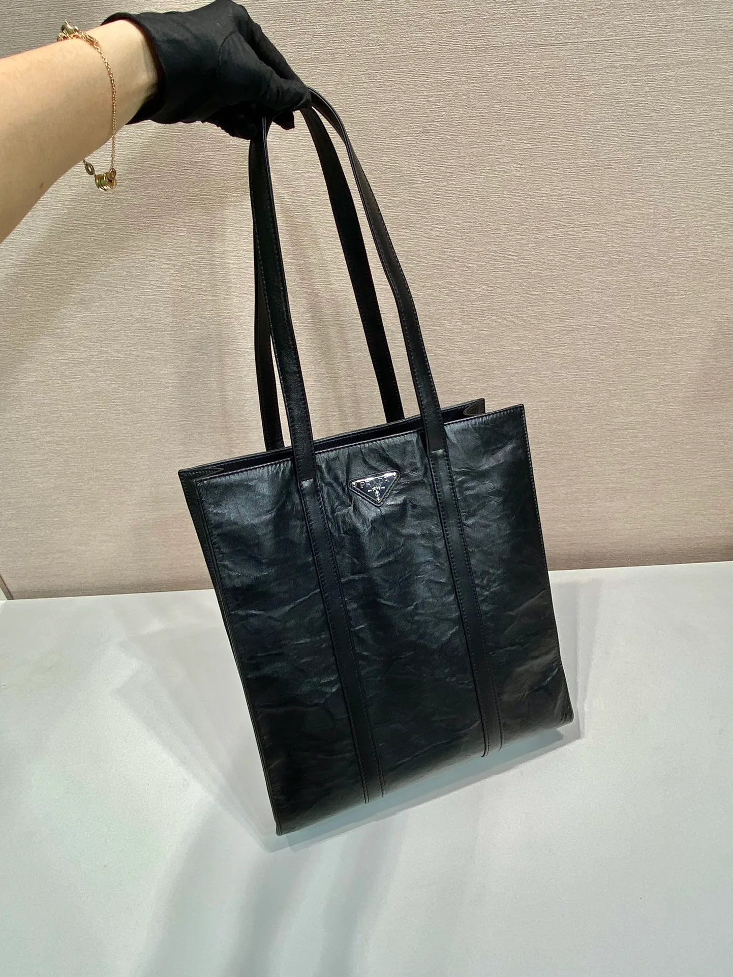 💰1840🎉New Tote Bag🎉1BG459 Small🎉🎉 This casual style tote bag is made of natural textured glossy soft sheepskin. The hand-draped effect contrasts sharply with the concept of precise construction, reinterpreting unrestrained everyday objects. It has a very large capacity, is lightweight and practical, has a cool and handsome upper body effect, and is suitable for both men and women. If you like babies, hurry up and get it🎉🎉 Length 30x Height 30x Bottom 8.5cm