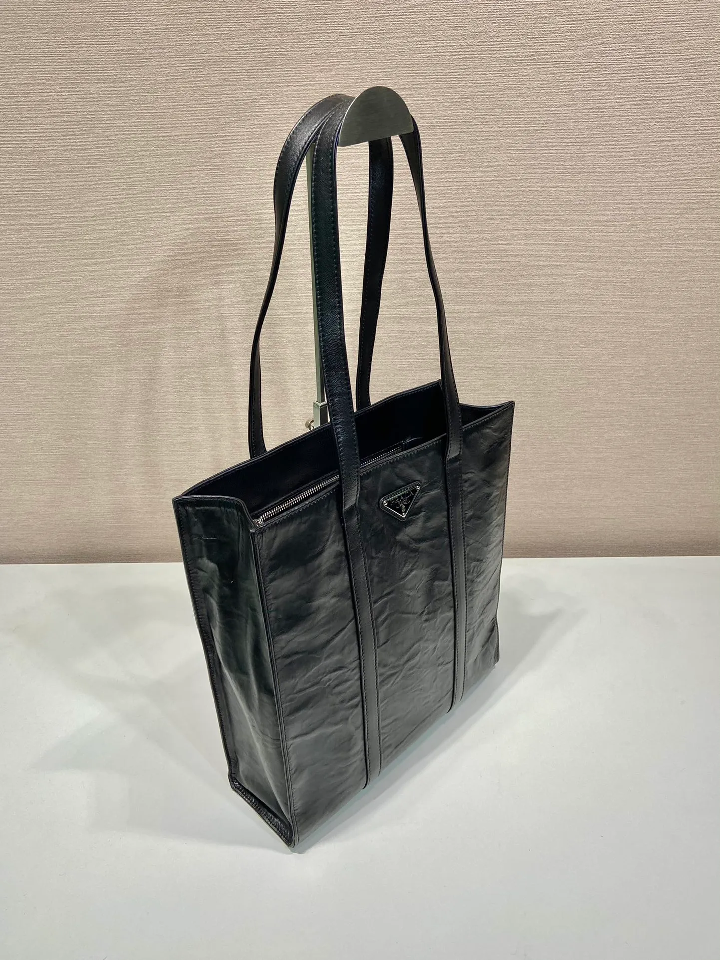 💰1840🎉New Tote Bag🎉1BG459 Small🎉🎉 This casual style tote bag is made of natural textured glossy soft sheepskin. The hand-draped effect contrasts sharply with the concept of precise construction, reinterpreting unrestrained everyday objects. It has a very large capacity, is lightweight and practical, has a cool and handsome upper body effect, and is suitable for both men and women. If you like babies, hurry up and get it🎉🎉 Length 30x Height 30x Bottom 8.5cm