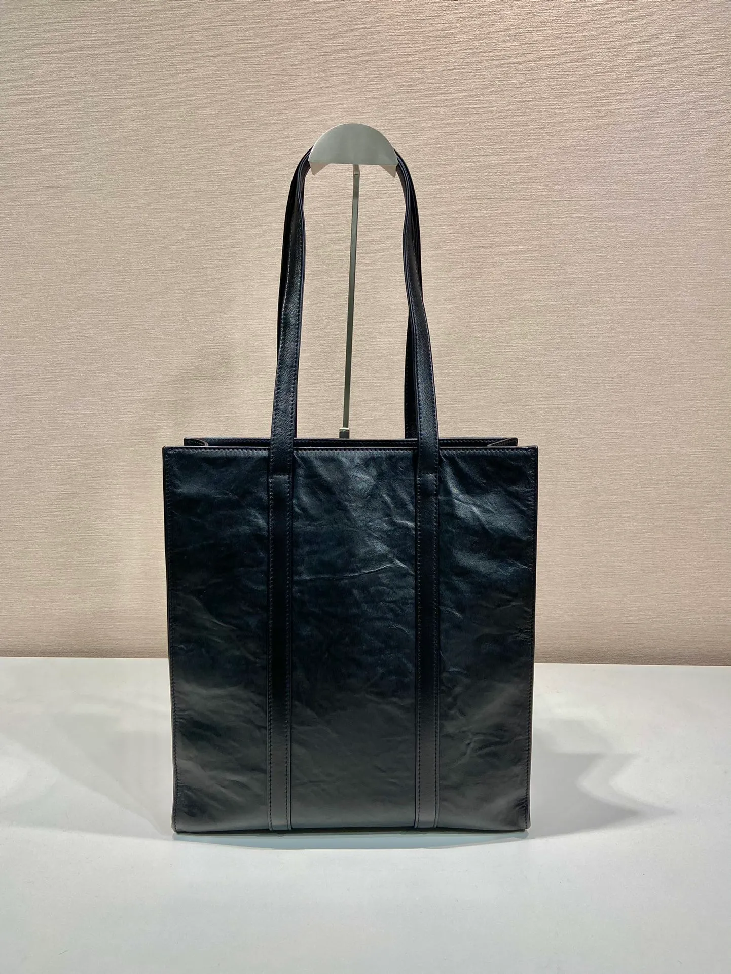 💰1840🎉New Tote Bag🎉1BG459 Small🎉🎉 This casual style tote bag is made of natural textured glossy soft sheepskin. The hand-draped effect contrasts sharply with the concept of precise construction, reinterpreting unrestrained everyday objects. It has a very large capacity, is lightweight and practical, has a cool and handsome upper body effect, and is suitable for both men and women. If you like babies, hurry up and get it🎉🎉 Length 30x Height 30x Bottom 8.5cm