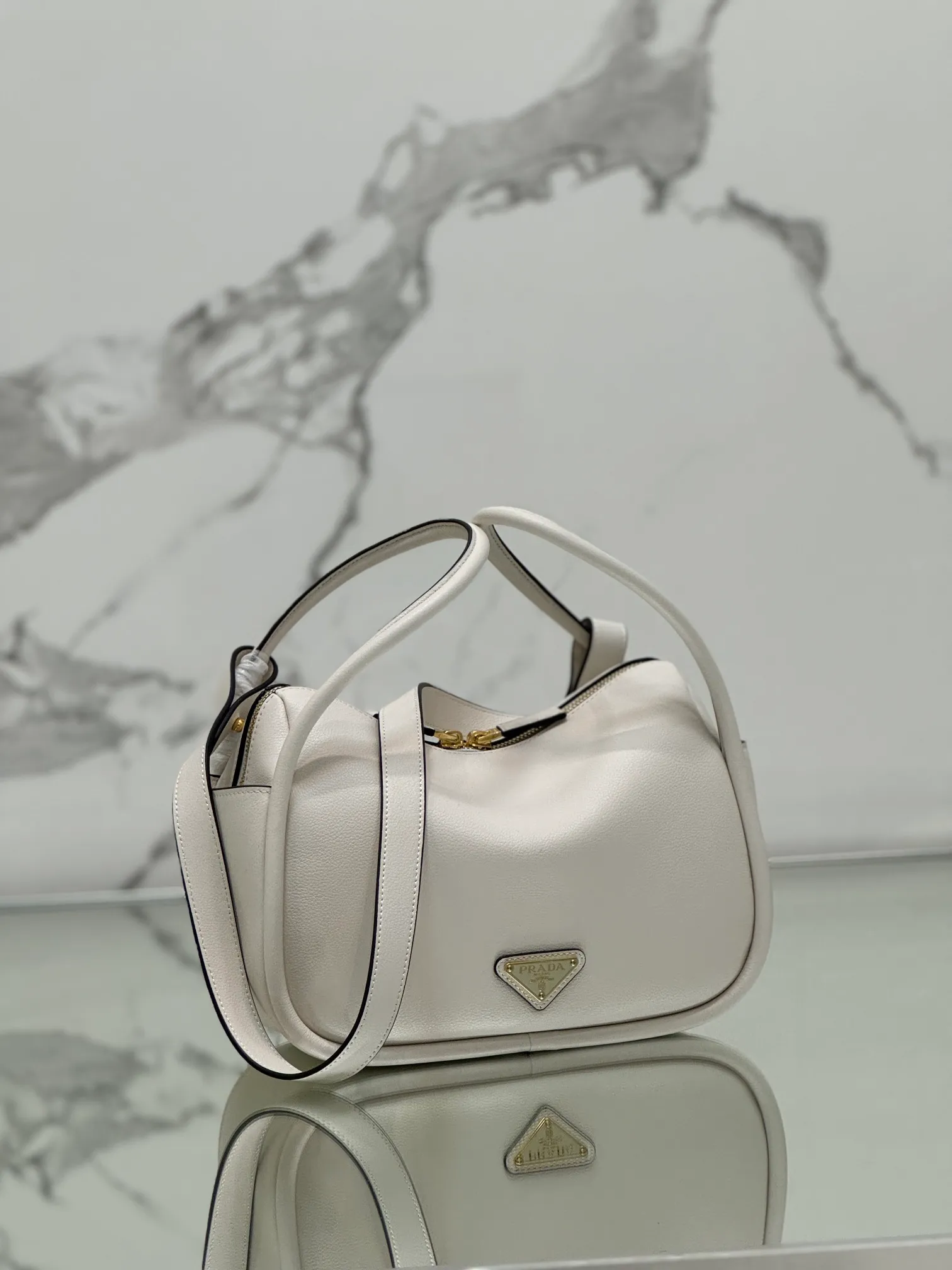 💰1500⭐ New bowling bag This Lindy handbag/shoulder bag is made of Italian Soft Grain imported calfskin, with top-grade hardware. The modern design highlights the casual attitude, and the exquisite details and metal hardware accessories add to the smartness. Sophisticated and versatile, the style is crafted from soft grained cowhide with smooth, minimal lines. Showcasing exceptional craftsmanship, this accessory is embellished with an enameled triangular metal logo. It can be carried by hand, shoulder, or cross-body. It has large capacity, is simple and practical, and has a great upper body😘 ●Double handles, 13 cm drop length ●Detachable shoulder strap, 75 cm long ·Open side pockets·Metal hardware accessories ·Enameled triangular metal logo on the front ·Zipper closure ·Lined and patch pockets Style number: 1ba451 Size: 25*18*10.5cm