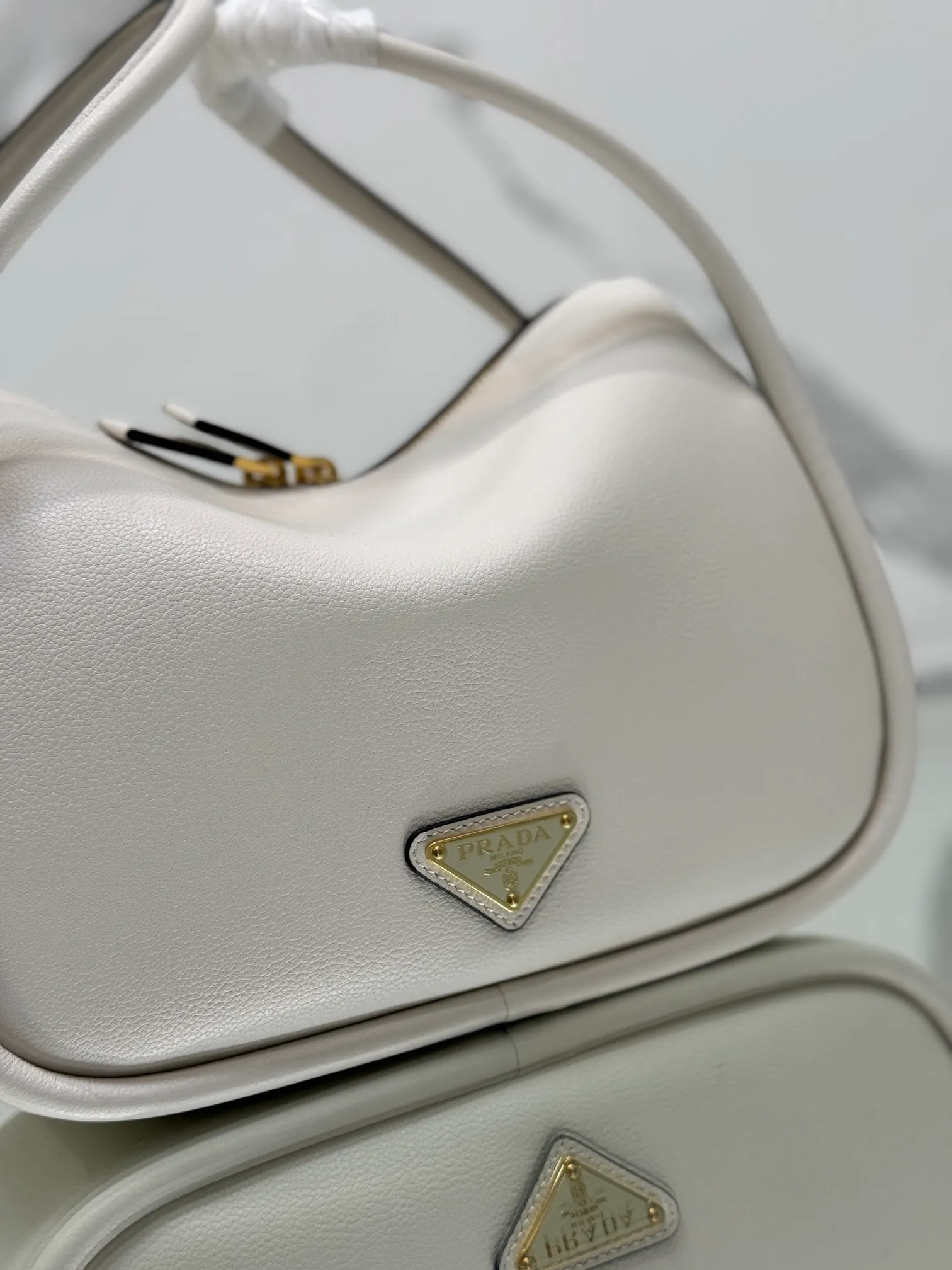 💰1500⭐ New bowling bag This Lindy handbag/shoulder bag is made of Italian Soft Grain imported calfskin, with top-grade hardware. The modern design highlights the casual attitude, and the exquisite details and metal hardware accessories add to the smartness. Sophisticated and versatile, the style is crafted from soft grained cowhide with smooth, minimal lines. Showcasing exceptional craftsmanship, this accessory is embellished with an enameled triangular metal logo. It can be carried by hand, shoulder, or cross-body. It has large capacity, is simple and practical, and has a great upper body😘 ●Double handles, 13 cm drop length ●Detachable shoulder strap, 75 cm long ·Open side pockets·Metal hardware accessories ·Enameled triangular metal logo on the front ·Zipper closure ·Lined and patch pockets Style number: 1ba451 Size: 25*18*10.5cm