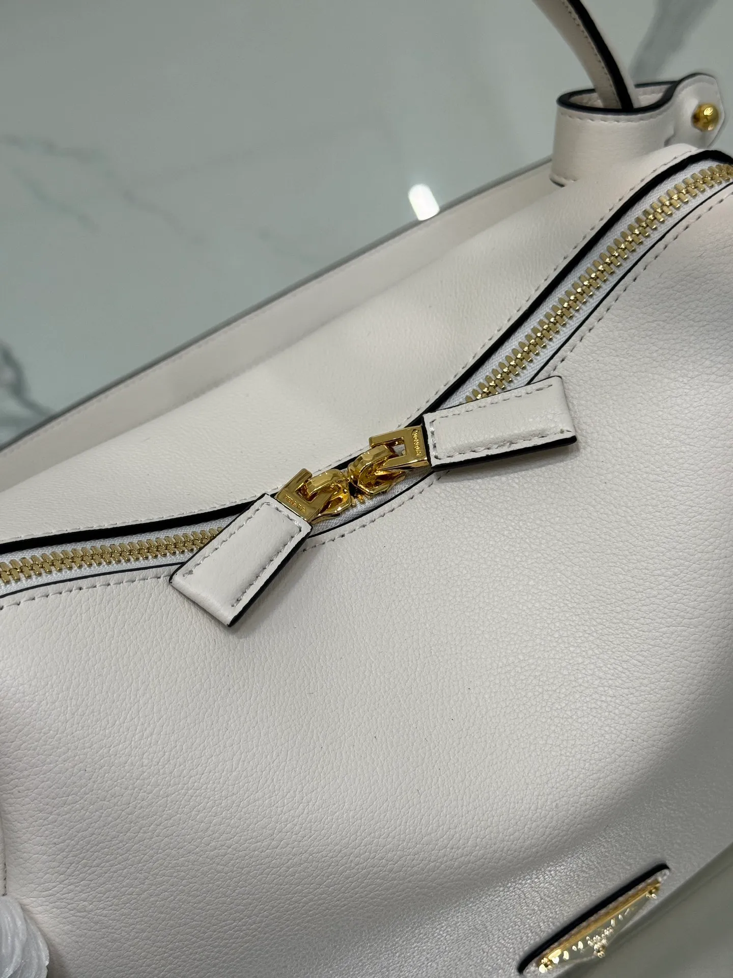 💰1500⭐ New bowling bag This Lindy handbag/shoulder bag is made of Italian Soft Grain imported calfskin, with top-grade hardware. The modern design highlights the casual attitude, and the exquisite details and metal hardware accessories add to the smartness. Sophisticated and versatile, the style is crafted from soft grained cowhide with smooth, minimal lines. Showcasing exceptional craftsmanship, this accessory is embellished with an enameled triangular metal logo. It can be carried by hand, shoulder, or cross-body. It has large capacity, is simple and practical, and has a great upper body😘 ●Double handles, 13 cm drop length ●Detachable shoulder strap, 75 cm long ·Open side pockets·Metal hardware accessories ·Enameled triangular metal logo on the front ·Zipper closure ·Lined and patch pockets Style number: 1ba451 Size: 25*18*10.5cm