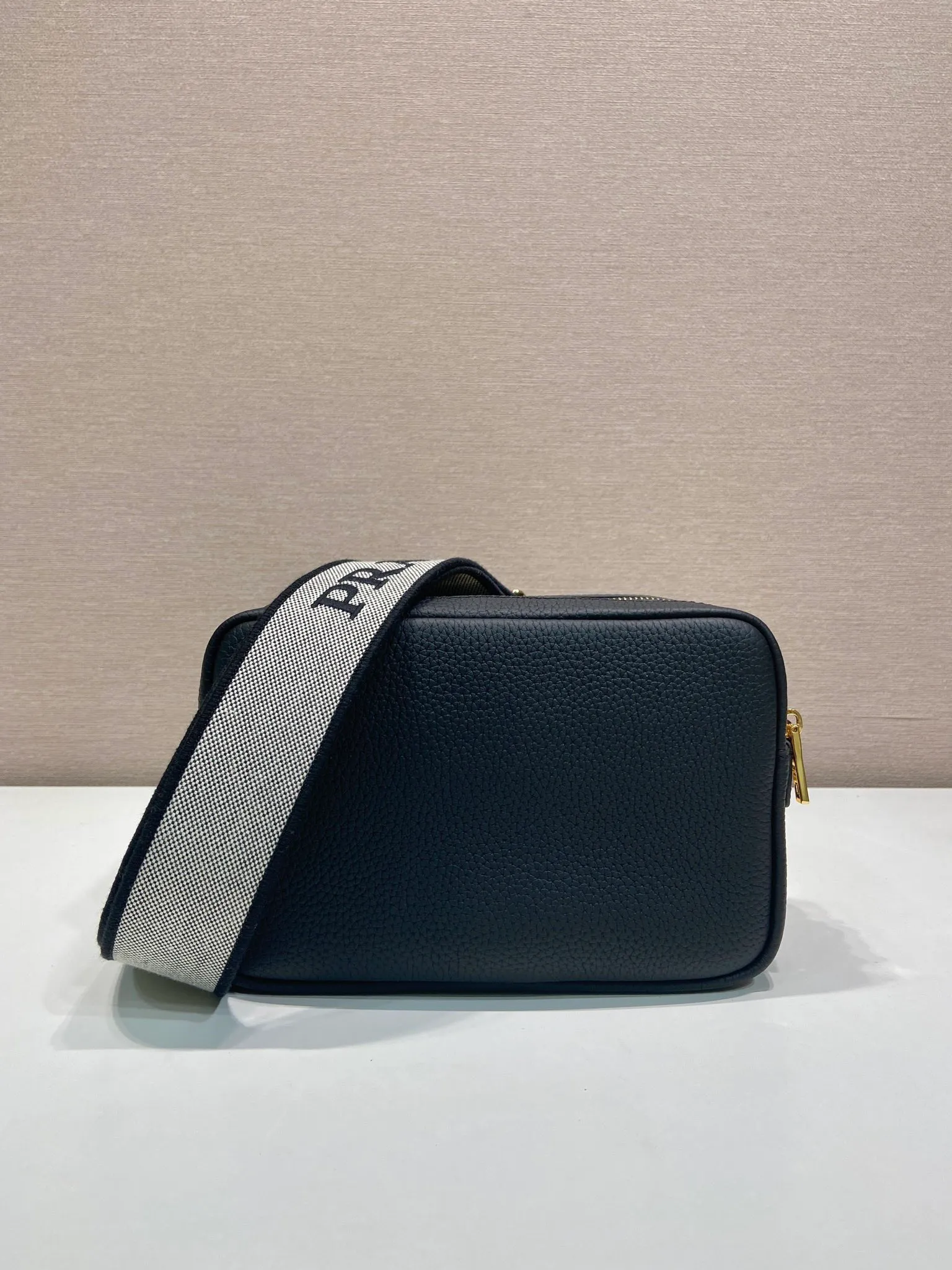 💰1700🎉New double shoulder strap🎉1BD082 This double shoulder strap is made of imported deerskin grain cowhide and equipped with two interchangeable and adjustable long shoulder straps. The combination of fabric webbing and cowhide is perfect😘, versatile for mixing and matching different clothes on different occasions😘, large capacity, many compartments, super soft feel🎉Hurry up and get it🎉 Length 22x height 14x bottom 8cm🎉🎉🎉👏👏👏