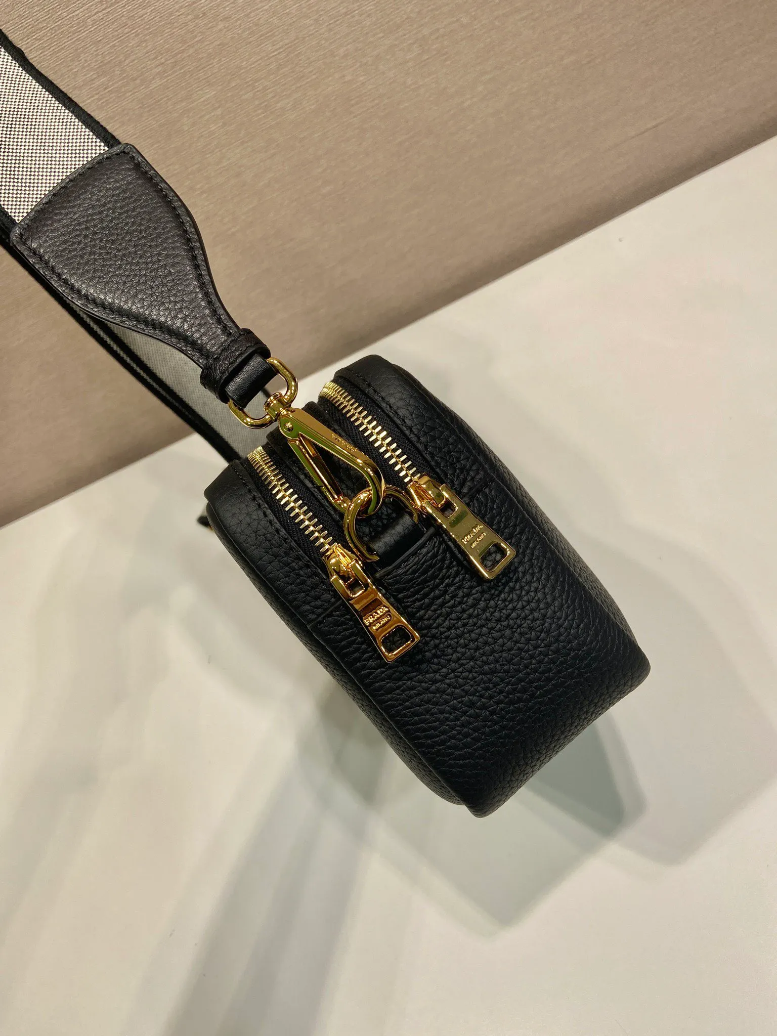 💰1700🎉New double shoulder strap🎉1BD082 This double shoulder strap is made of imported deerskin grain cowhide and equipped with two interchangeable and adjustable long shoulder straps. The combination of fabric webbing and cowhide is perfect😘, versatile for mixing and matching different clothes on different occasions😘, large capacity, many compartments, super soft feel🎉Hurry up and get it🎉 Length 22x height 14x bottom 8cm🎉🎉🎉👏👏👏