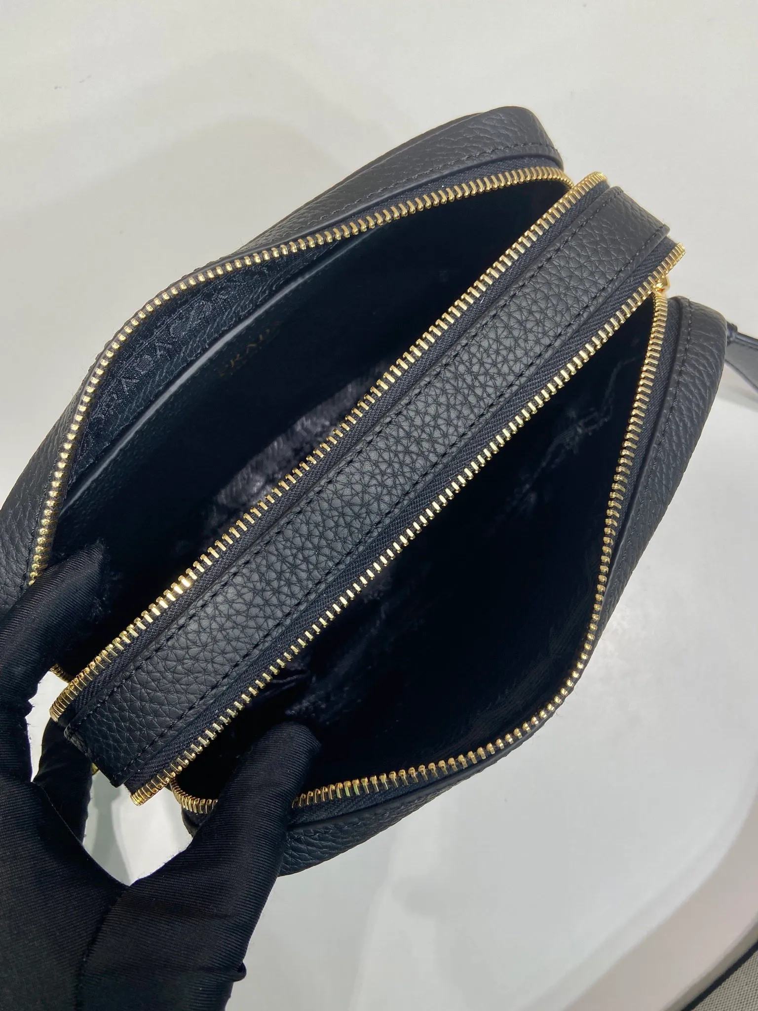 💰1700🎉New double shoulder strap🎉1BD082 This double shoulder strap is made of imported deerskin grain cowhide and equipped with two interchangeable and adjustable long shoulder straps. The combination of fabric webbing and cowhide is perfect😘, versatile for mixing and matching different clothes on different occasions😘, large capacity, many compartments, super soft feel🎉Hurry up and get it🎉 Length 22x height 14x bottom 8cm🎉🎉🎉👏👏👏