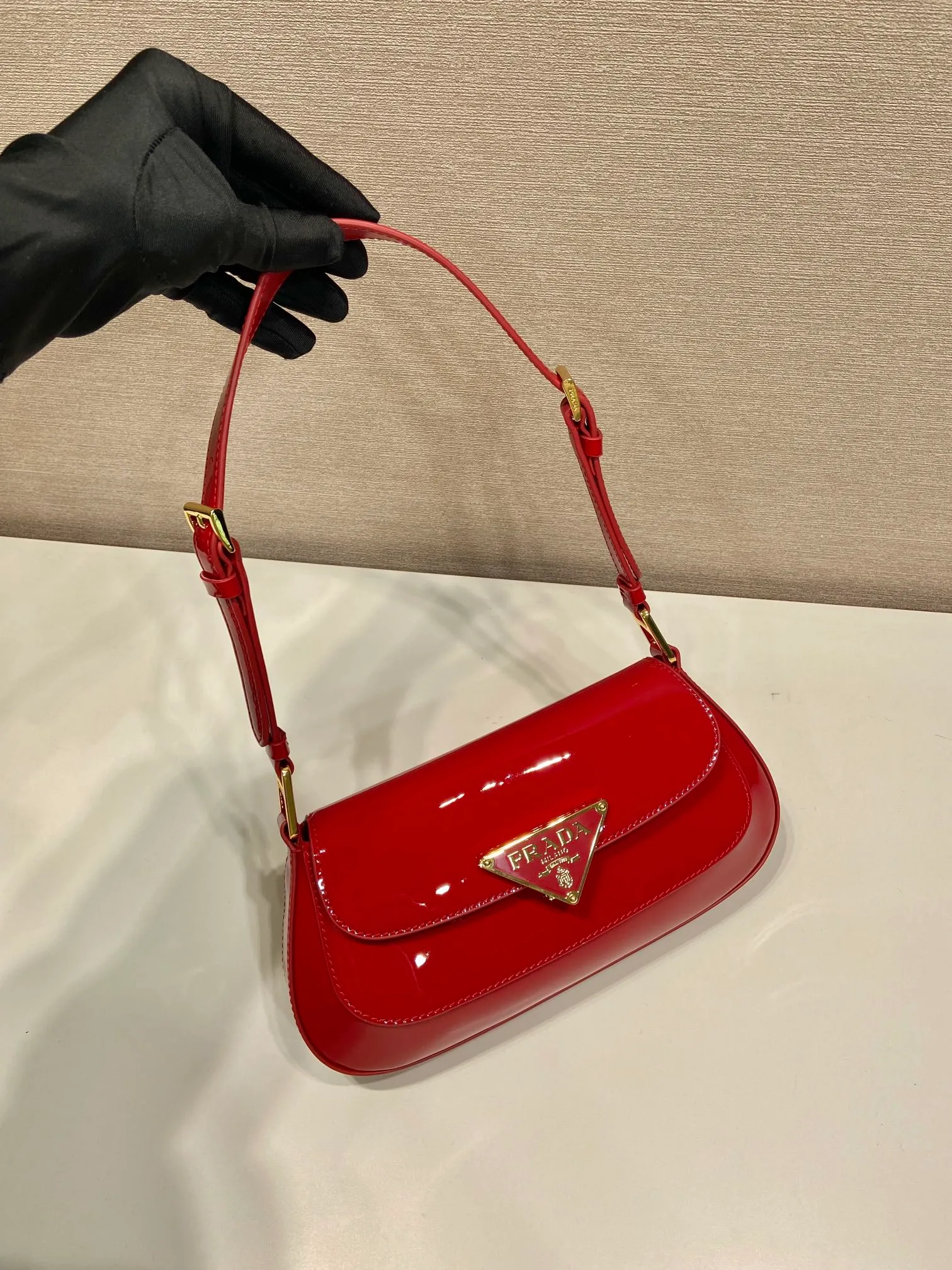💰1500🎉Patent leather armpit bag🎉1BD345 patent leather🎉🎉 The smooth arc design gives this shoulder bag a sophisticated and modern charm. Versatile style, equipped with 2 long and short shoulder straps/adjustable, suitable for use as a handbag or shoulder bag/crossbody. Modern patent cowhide leather is the icing on the cake. Presented in a clamshell silhouette, it combines sophistication with functionality. Another hit that will never go out of style, babies. Hurry up and get it🎉🎉 Length 24x height 11x bottom 4cm