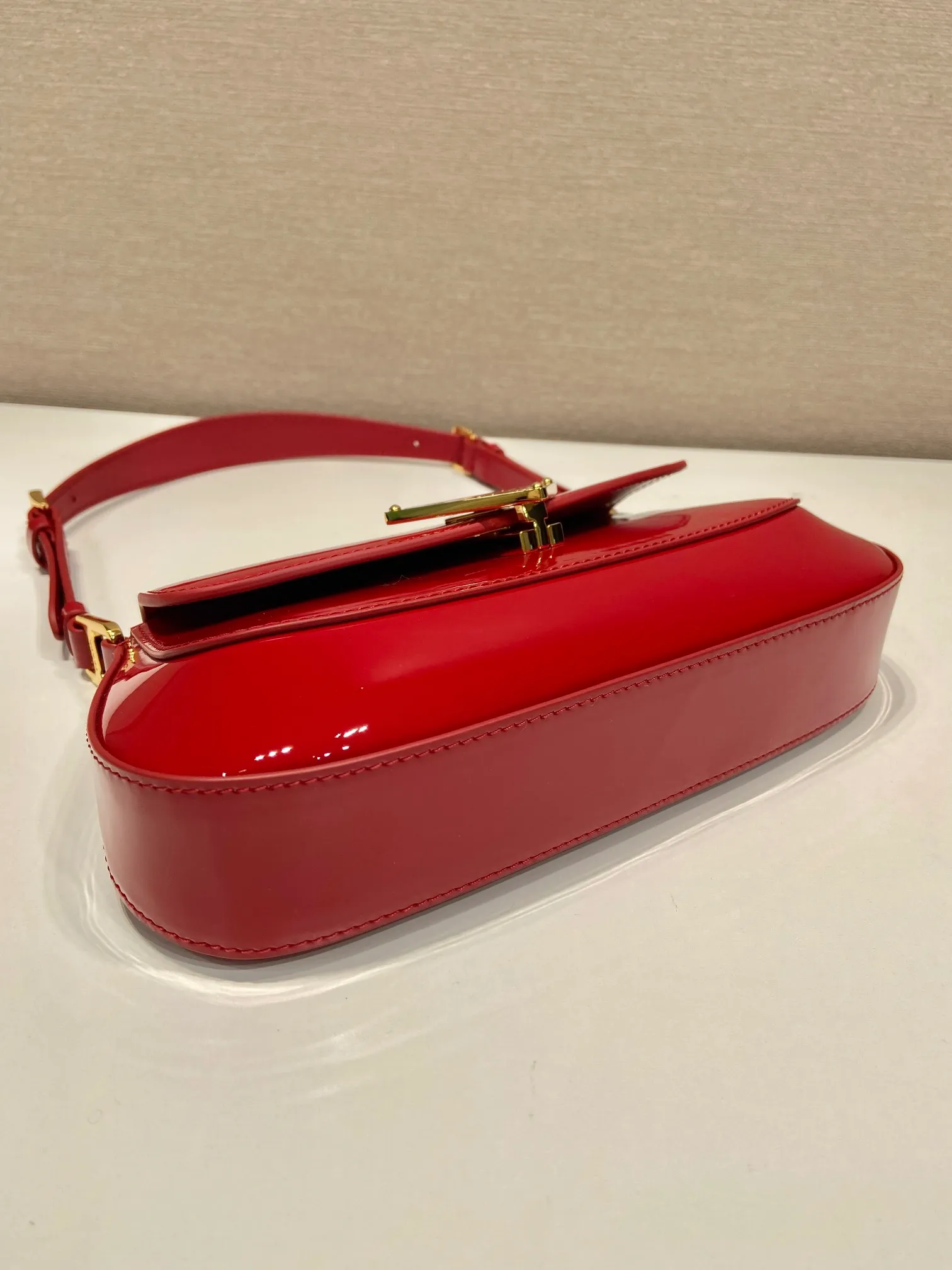 💰1500🎉Patent leather armpit bag🎉1BD345 patent leather🎉🎉 The smooth arc design gives this shoulder bag a sophisticated and modern charm. Versatile style, equipped with 2 long and short shoulder straps/adjustable, suitable for use as a handbag or shoulder bag/crossbody. Modern patent cowhide leather is the icing on the cake. Presented in a clamshell silhouette, it combines sophistication with functionality. Another hit that will never go out of style, babies. Hurry up and get it🎉🎉 Length 24x height 11x bottom 4cm