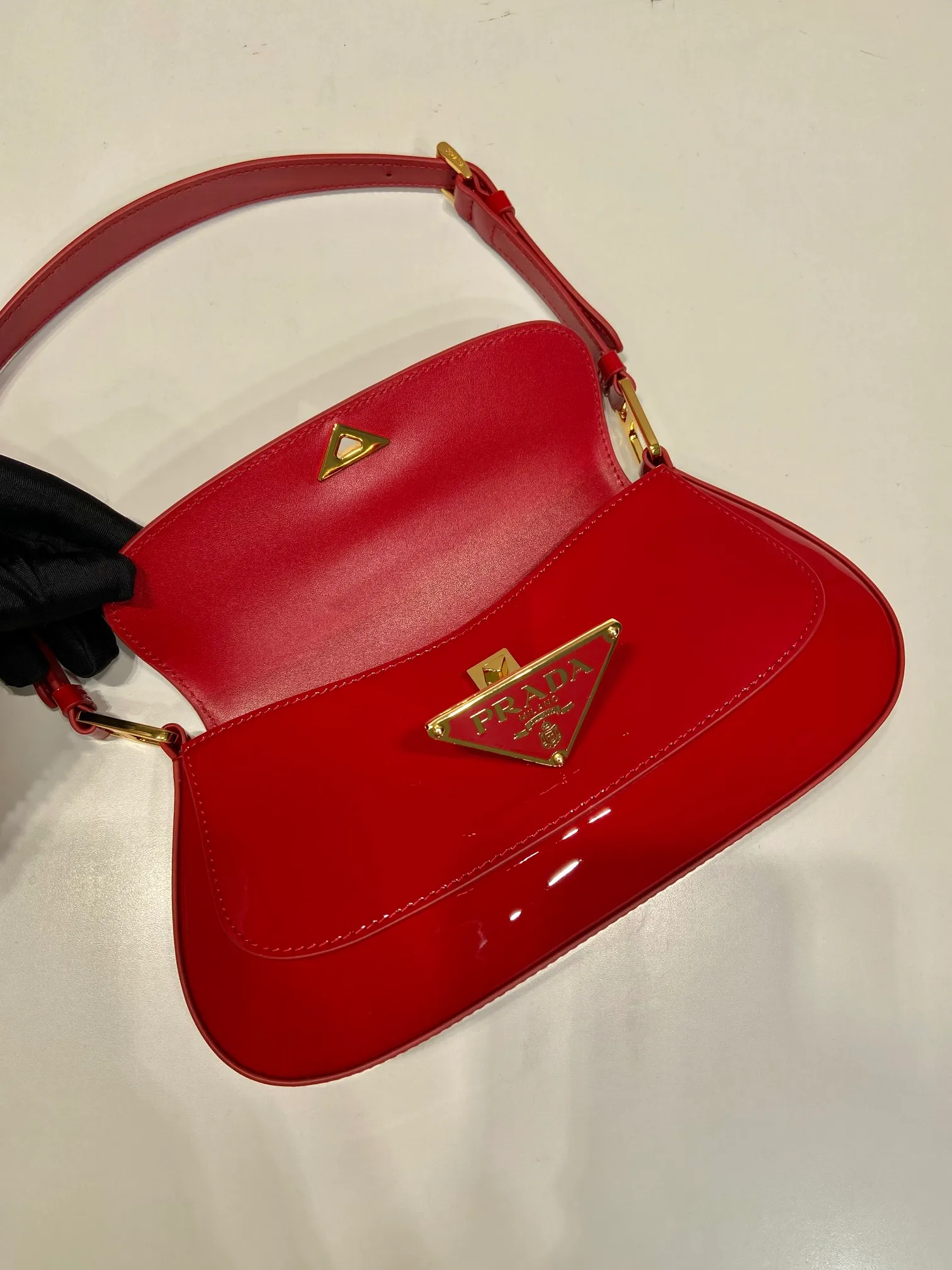 💰1500🎉Patent leather armpit bag🎉1BD345 patent leather🎉🎉 The smooth arc design gives this shoulder bag a sophisticated and modern charm. Versatile style, equipped with 2 long and short shoulder straps/adjustable, suitable for use as a handbag or shoulder bag/crossbody. Modern patent cowhide leather is the icing on the cake. Presented in a clamshell silhouette, it combines sophistication with functionality. Another hit that will never go out of style, babies. Hurry up and get it🎉🎉 Length 24x height 11x bottom 4cm