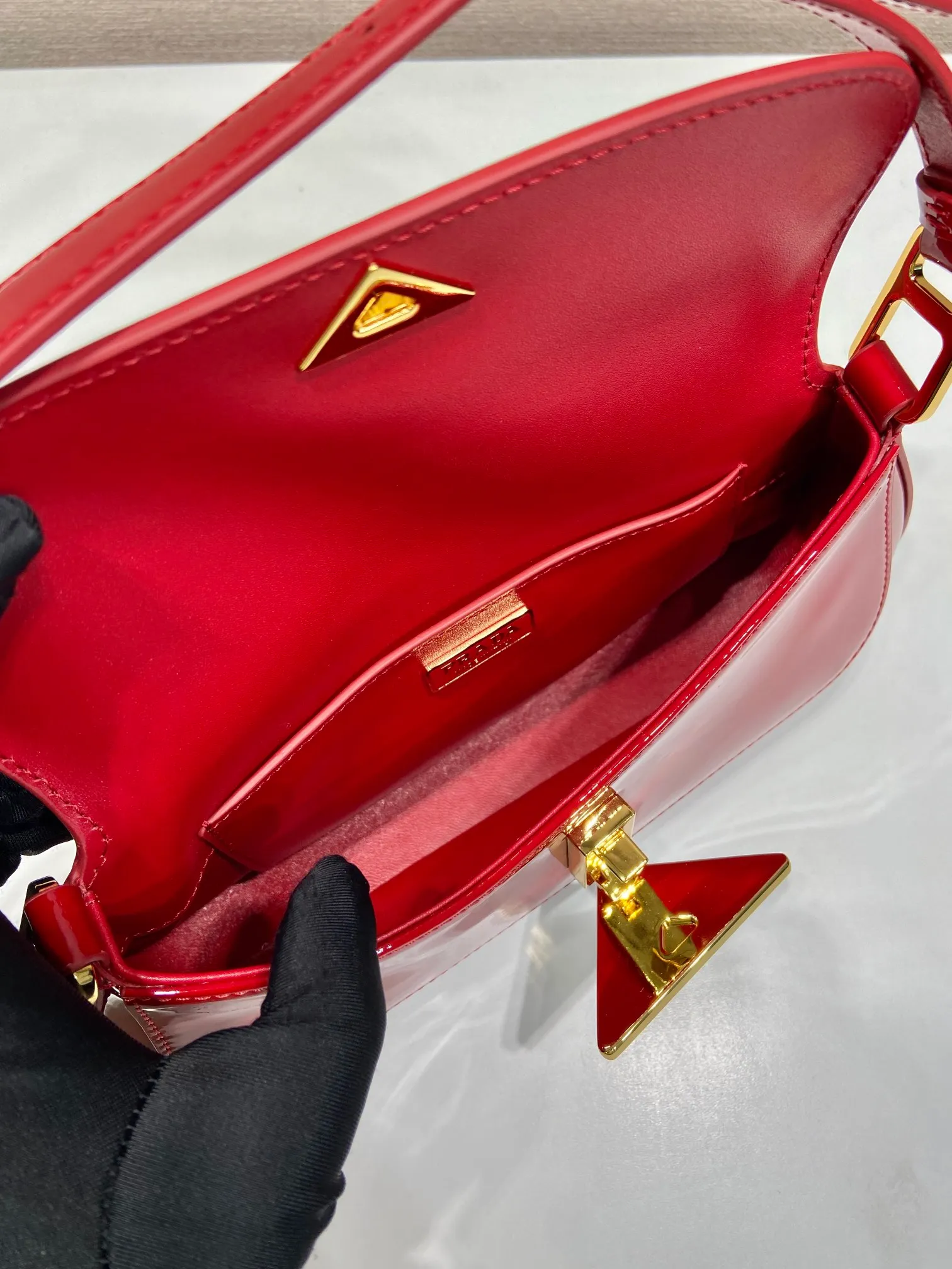 💰1500🎉Patent leather armpit bag🎉1BD345 patent leather🎉🎉 The smooth arc design gives this shoulder bag a sophisticated and modern charm. Versatile style, equipped with 2 long and short shoulder straps/adjustable, suitable for use as a handbag or shoulder bag/crossbody. Modern patent cowhide leather is the icing on the cake. Presented in a clamshell silhouette, it combines sophistication with functionality. Another hit that will never go out of style, babies. Hurry up and get it🎉🎉 Length 24x height 11x bottom 4cm