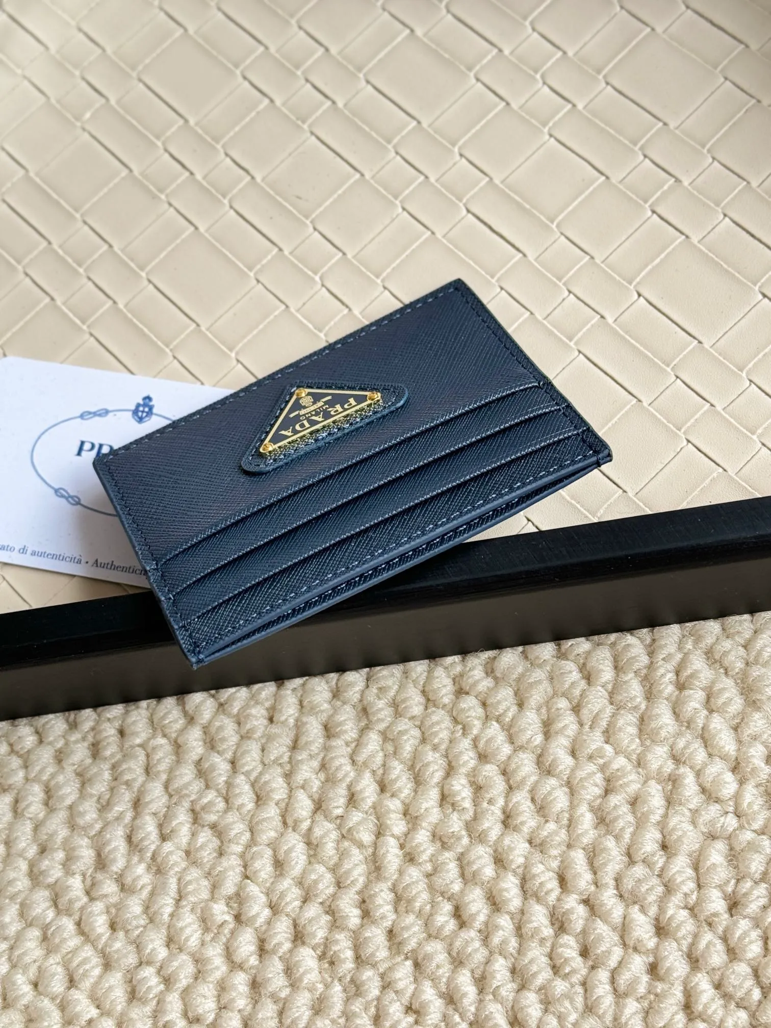 💰110prada popular card holder, unisex small card holder, black, model 1MC025 Triangle Wheat series, nine colors, made of cross-grain cowhide, 6 card slots ➕ one middle sandwich, can hold multiple cards and zeros 💰, size 11.2×8.5cm, real shot, what you see is what you get