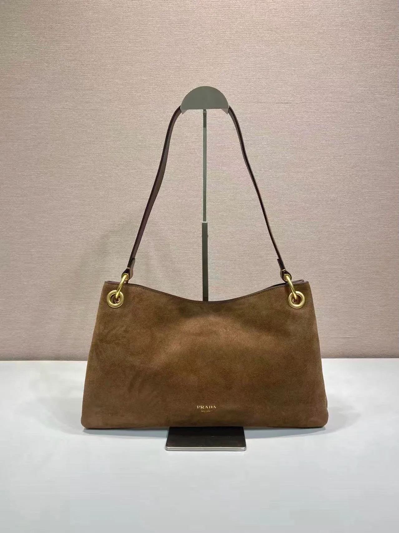 💰1520🎉New arrival🎉1BC259 suede leather🎉🎉 This exquisite and modern Etude handbag adopts a geometric silhouette and soft lines. Light and spacious design with simple yet sophisticated details. Suede suede leather handle, imported sheepskin lining, the upper body effect is very fashionable and lightweight, and it is a popular style that will never go out of style. Hurry up and get it🎉🎉 Length 40.5x Height 20.5cm🎉🎉🎉💰💰💰