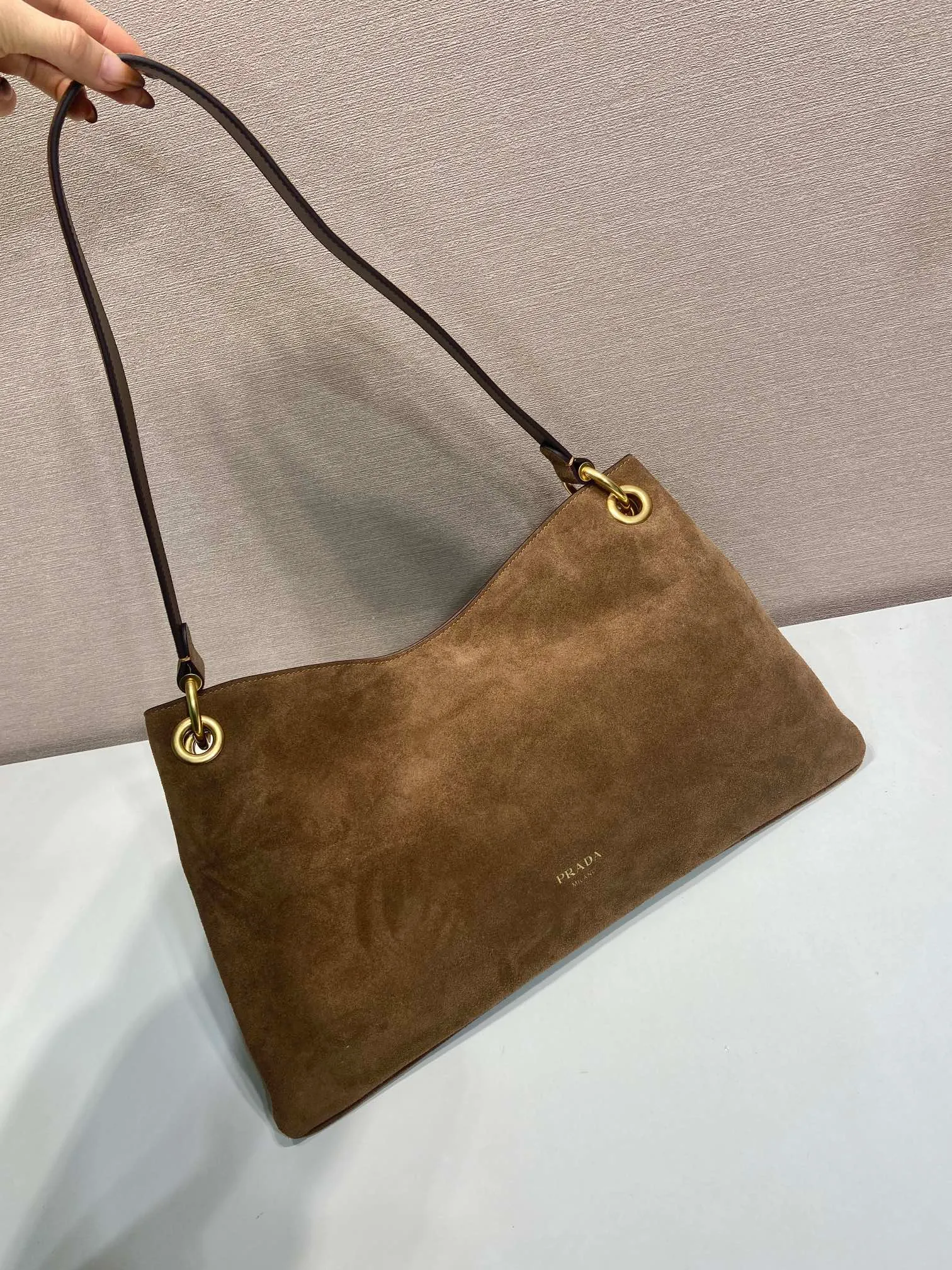 💰1520🎉New arrival🎉1BC259 suede leather🎉🎉 This exquisite and modern Etude handbag adopts a geometric silhouette and soft lines. Light and spacious design with simple yet sophisticated details. Suede suede leather handle, imported sheepskin lining, the upper body effect is very fashionable and lightweight, and it is a popular style that will never go out of style. Hurry up and get it🎉🎉 Length 40.5x Height 20.5cm🎉🎉🎉💰💰💰