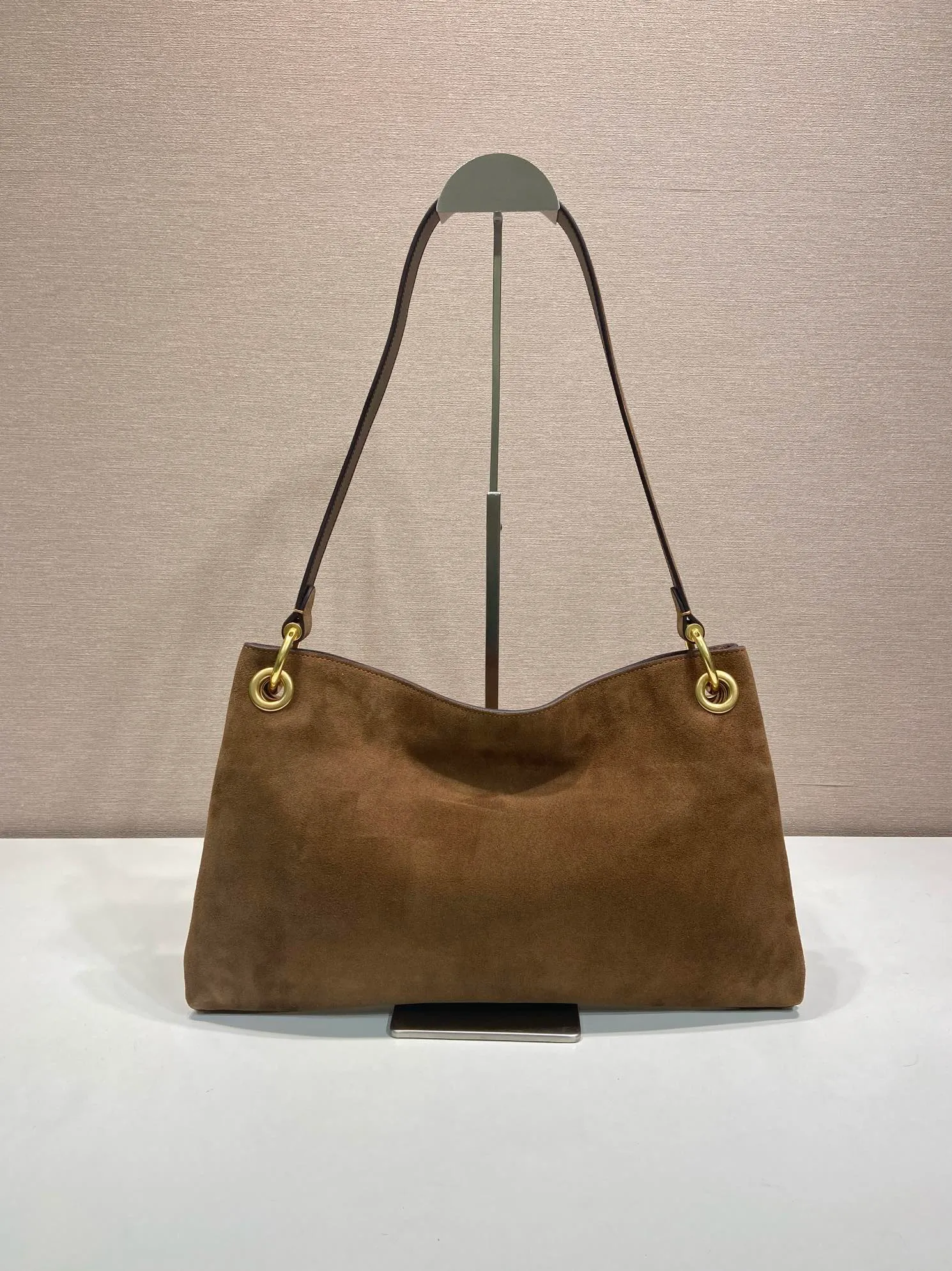 💰1520🎉New arrival🎉1BC259 suede leather🎉🎉 This exquisite and modern Etude handbag adopts a geometric silhouette and soft lines. Light and spacious design with simple yet sophisticated details. Suede suede leather handle, imported sheepskin lining, the upper body effect is very fashionable and lightweight, and it is a popular style that will never go out of style. Hurry up and get it🎉🎉 Length 40.5x Height 20.5cm🎉🎉🎉💰💰💰