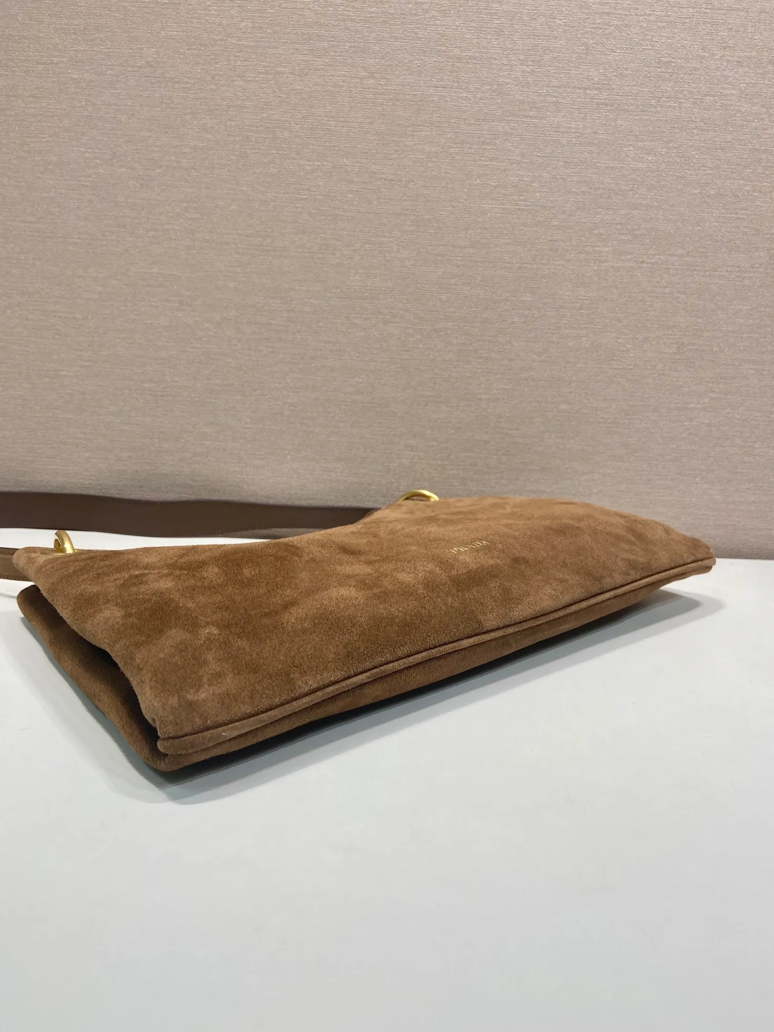 💰1520🎉New arrival🎉1BC259 suede leather🎉🎉 This exquisite and modern Etude handbag adopts a geometric silhouette and soft lines. Light and spacious design with simple yet sophisticated details. Suede suede leather handle, imported sheepskin lining, the upper body effect is very fashionable and lightweight, and it is a popular style that will never go out of style. Hurry up and get it🎉🎉 Length 40.5x Height 20.5cm🎉🎉🎉💰💰💰
