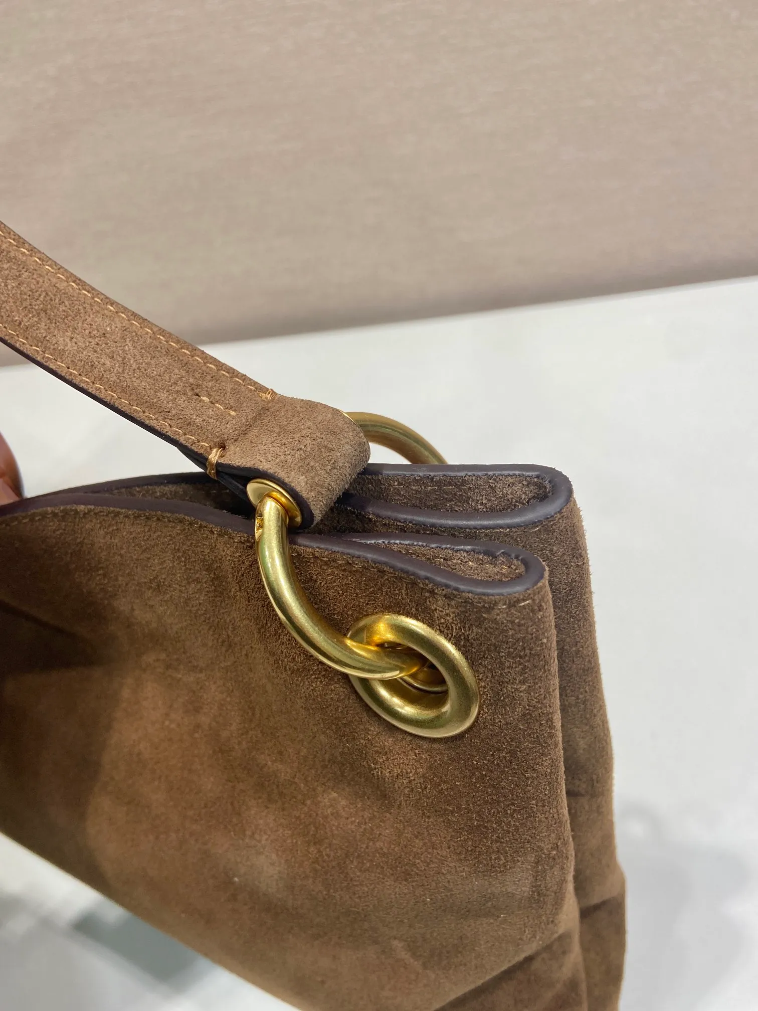 💰1520🎉New arrival🎉1BC259 suede leather🎉🎉 This exquisite and modern Etude handbag adopts a geometric silhouette and soft lines. Light and spacious design with simple yet sophisticated details. Suede suede leather handle, imported sheepskin lining, the upper body effect is very fashionable and lightweight, and it is a popular style that will never go out of style. Hurry up and get it🎉🎉 Length 40.5x Height 20.5cm🎉🎉🎉💰💰💰
