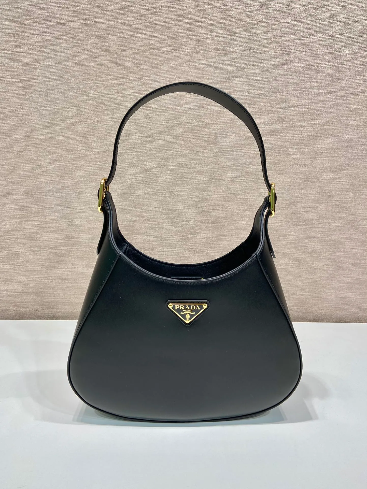 💰1500🎉New Cleo🎉1BC179 new armpit bag🎉🎉 This crossbody bag is made of imported calf bag with imported sheepskin inside. It is very stylish whether it is carried in the hand or on the shoulder, and the upper body effect is great. The capacity and practicality must be strong, the hand feel is soft, and it has a full sense of luxury. My favorite babies. Hurry up and get it. Size: length 27x height 19x bottom 5cm🎉🎉🎉👏👏👏