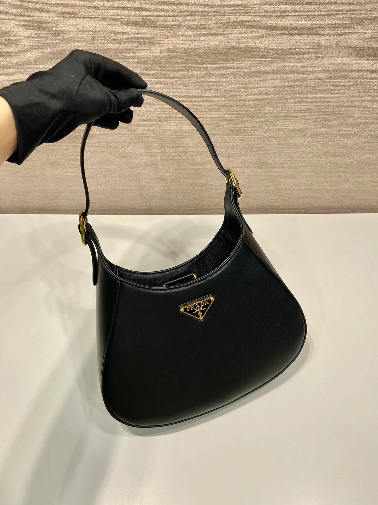 💰1500🎉New Cleo🎉1BC179 new armpit bag🎉🎉 This crossbody bag is made of imported calf bag with imported sheepskin inside. It is very stylish whether it is carried in the hand or on the shoulder, and the upper body effect is great. The capacity and practicality must be strong, the hand feel is soft, and it has a full sense of luxury. My favorite babies. Hurry up and get it. Size: length 27x height 19x bottom 5cm🎉🎉🎉👏👏👏