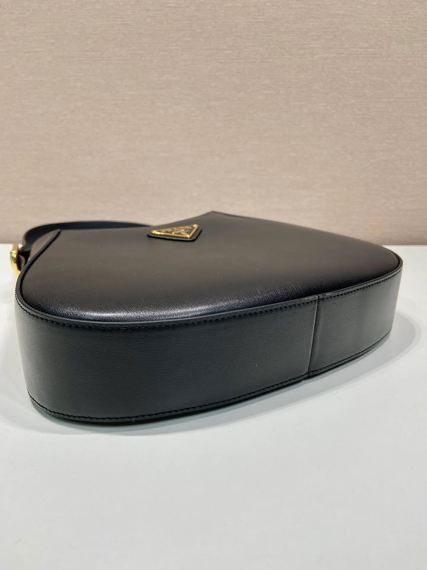 💰1500🎉New Cleo🎉1BC179 new armpit bag🎉🎉 This crossbody bag is made of imported calf bag with imported sheepskin inside. It is very stylish whether it is carried in the hand or on the shoulder, and the upper body effect is great. The capacity and practicality must be strong, the hand feel is soft, and it has a full sense of luxury. My favorite babies. Hurry up and get it. Size: length 27x height 19x bottom 5cm🎉🎉🎉👏👏👏