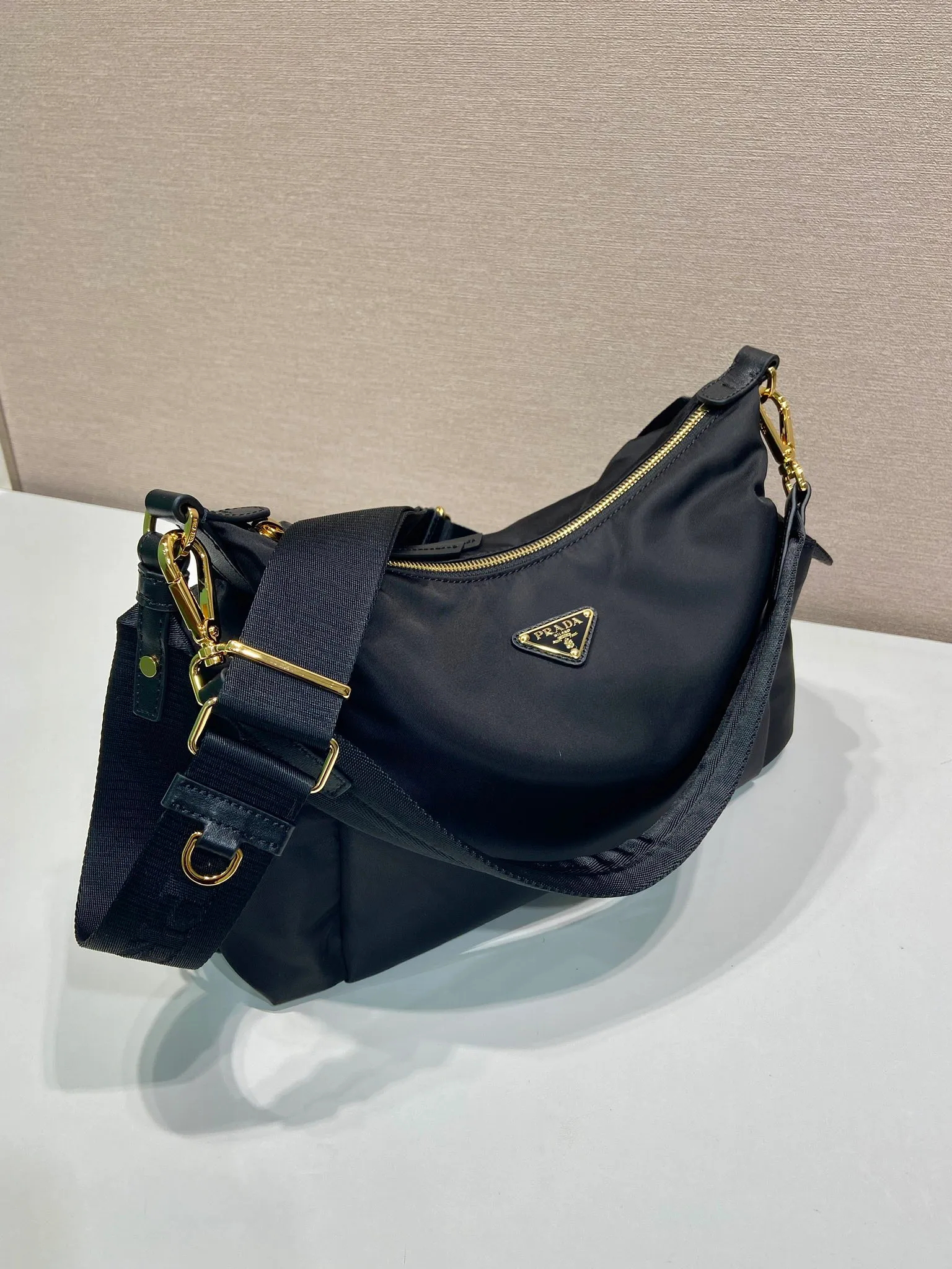 💰1260🎉New arrival🎉1BC264 Discovery Bag🎉🎉 This Discovery Bag is made of imported nylon fabric and calfskin, with a soft silhouette and multiple pockets. Lightweight and practical Re-Nylon emphasizes the design's versatile style, while leather details and signature accents reflect the P family's artisanal heritage. It comes with 2 removable, adjustable woven signature straps. The capacity is large and the upper body effect is very fashionable. Another hit that will never go out of style. Worth having! 🎉🎉 Length 32x Height 22x Bottom 11.5cm🎉🎉🎉💰💰💰
