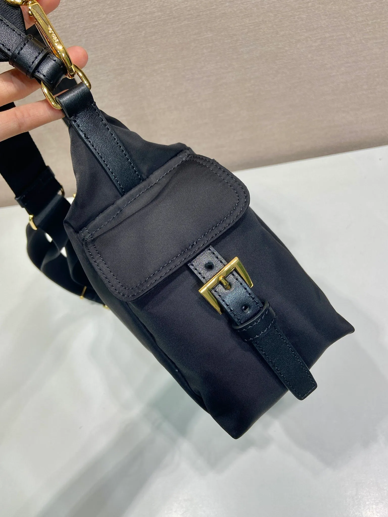 💰1260🎉New arrival🎉1BC264 Discovery Bag🎉🎉 This Discovery Bag is made of imported nylon fabric and calfskin, with a soft silhouette and multiple pockets. Lightweight and practical Re-Nylon emphasizes the design's versatile style, while leather details and signature accents reflect the P family's artisanal heritage. It comes with 2 removable, adjustable woven signature straps. The capacity is large and the upper body effect is very fashionable. Another hit that will never go out of style. Worth having! 🎉🎉 Length 32x Height 22x Bottom 11.5cm🎉🎉🎉💰💰💰